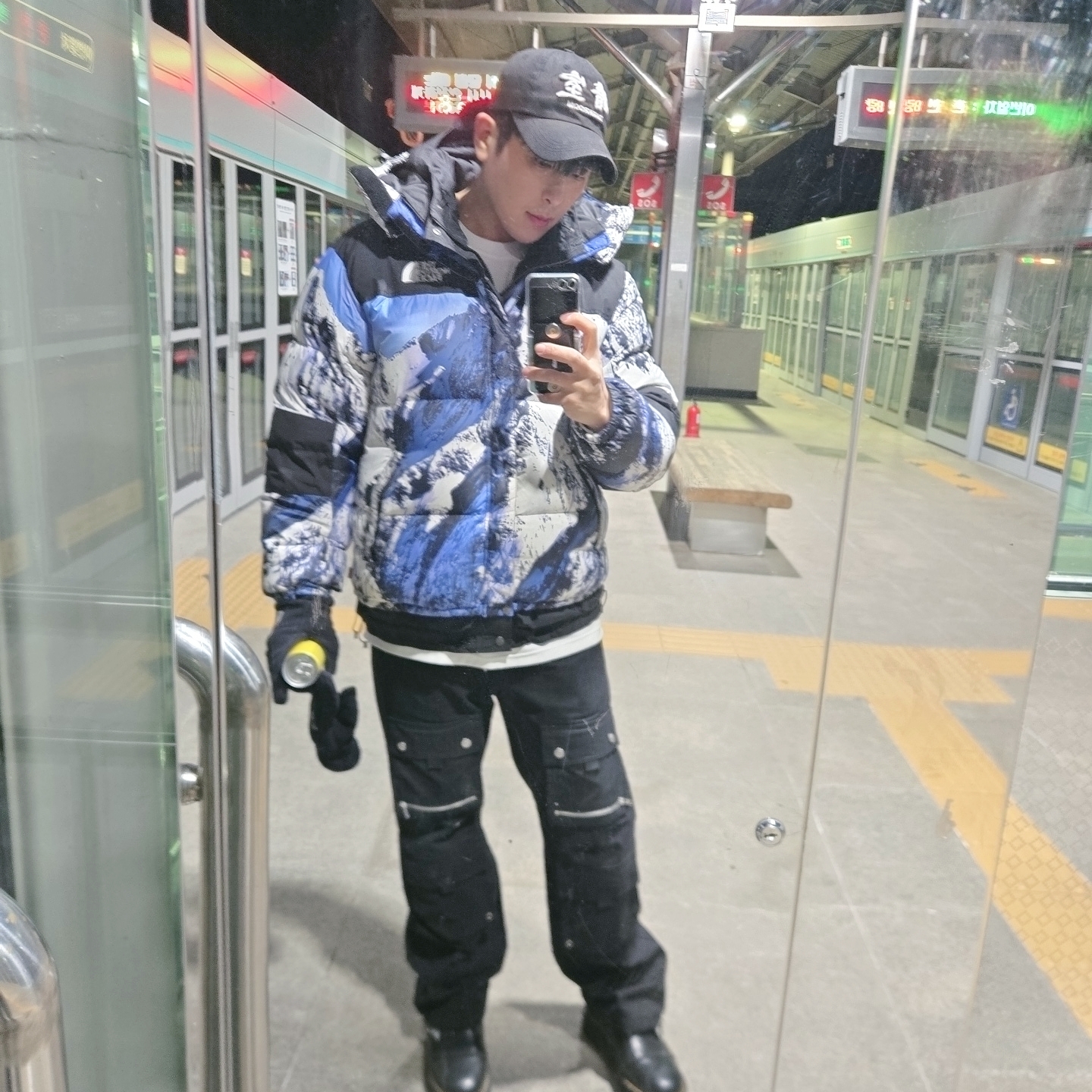 Supreme x The North Face Mountain Baltoro Jacket Blue White - 17FW, Supreme x The North Face Cargo Jacket Black - 20SS 착용 스타일 - 1