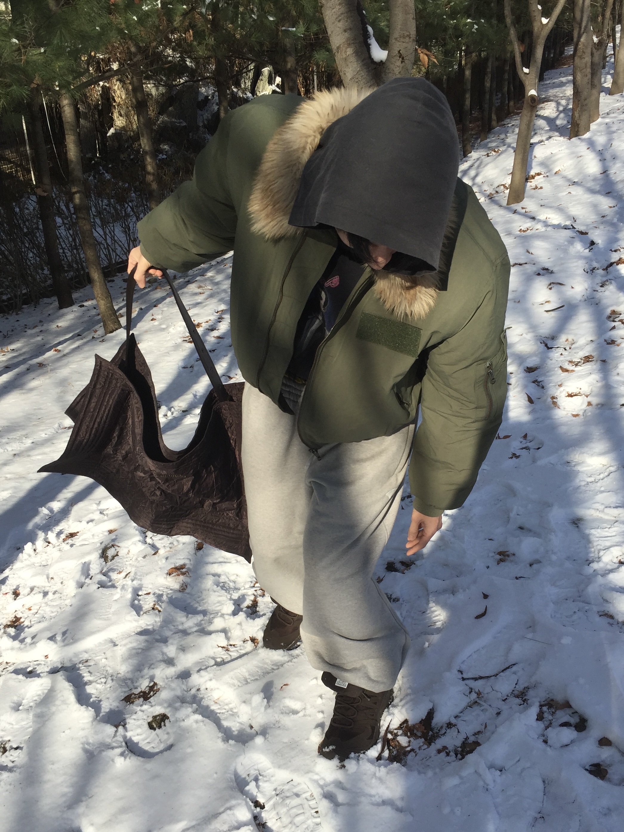 H&M x Glenn Martens Oversized Tote Bag Dark Brown 착용 스타일 - 4
