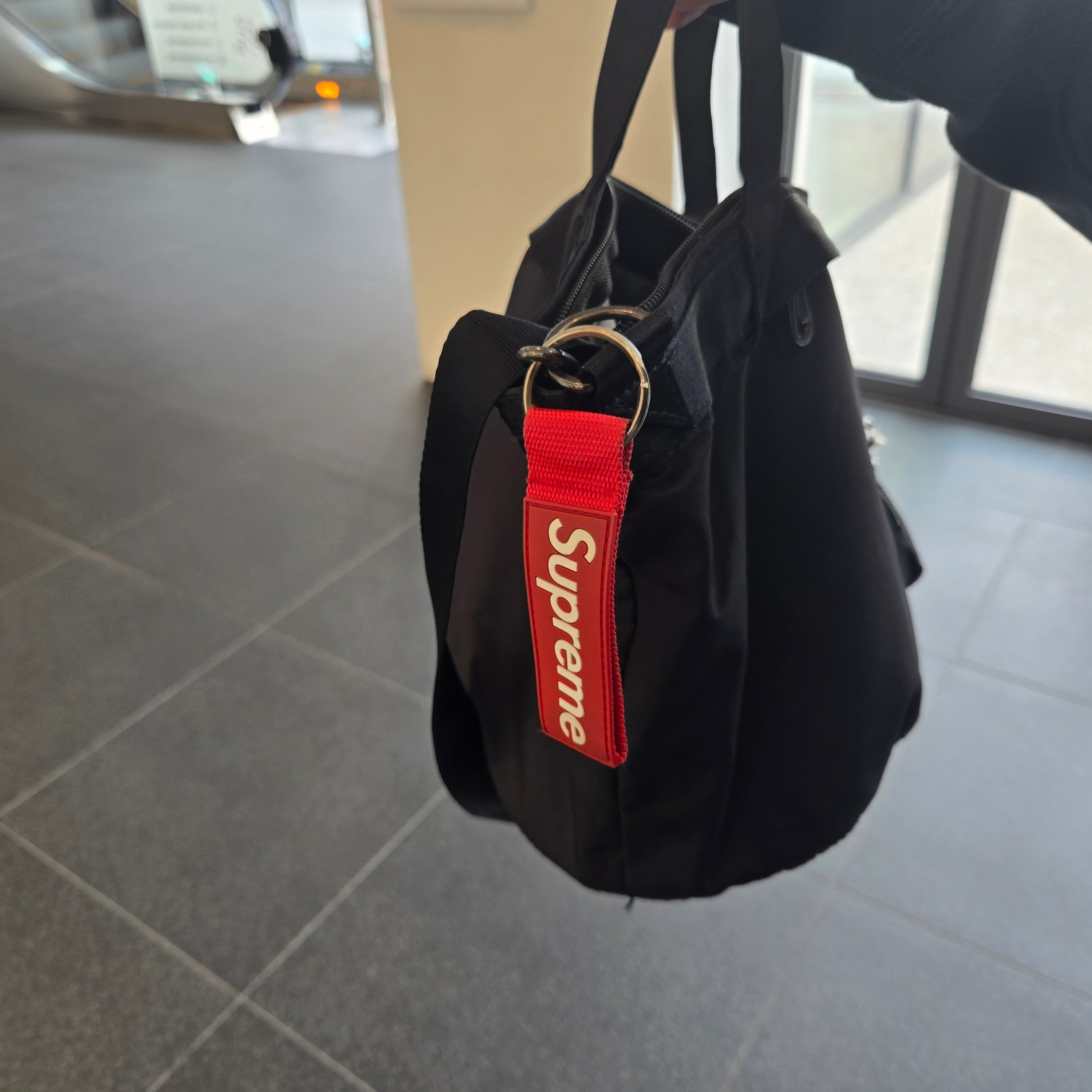 Nike Futura Luxe Tote Bag Black, Supreme Webbing Keychain Red - 23SS 착용 스타일