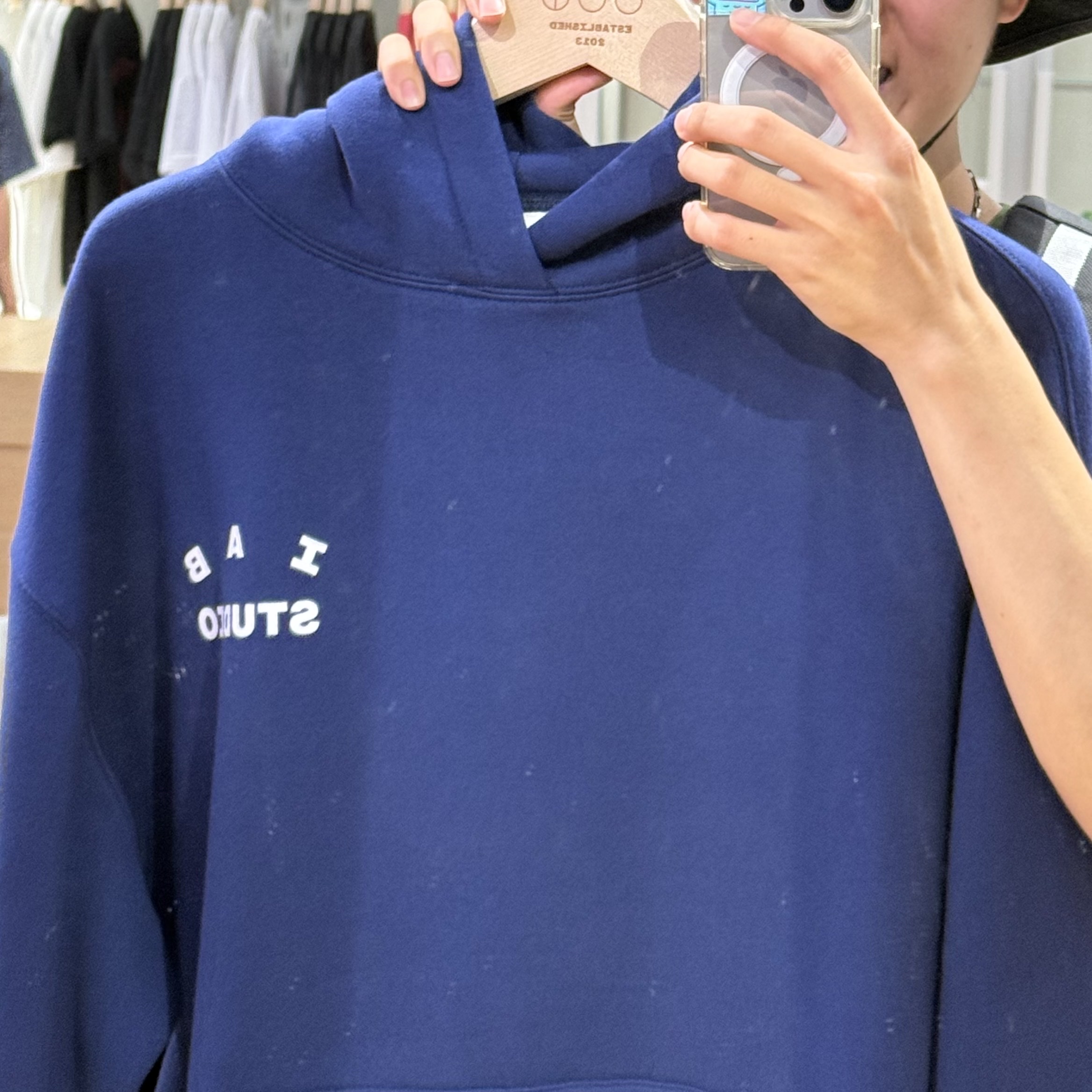 IAB Studio IAB Original Hoodie Navy 착용 스타일
