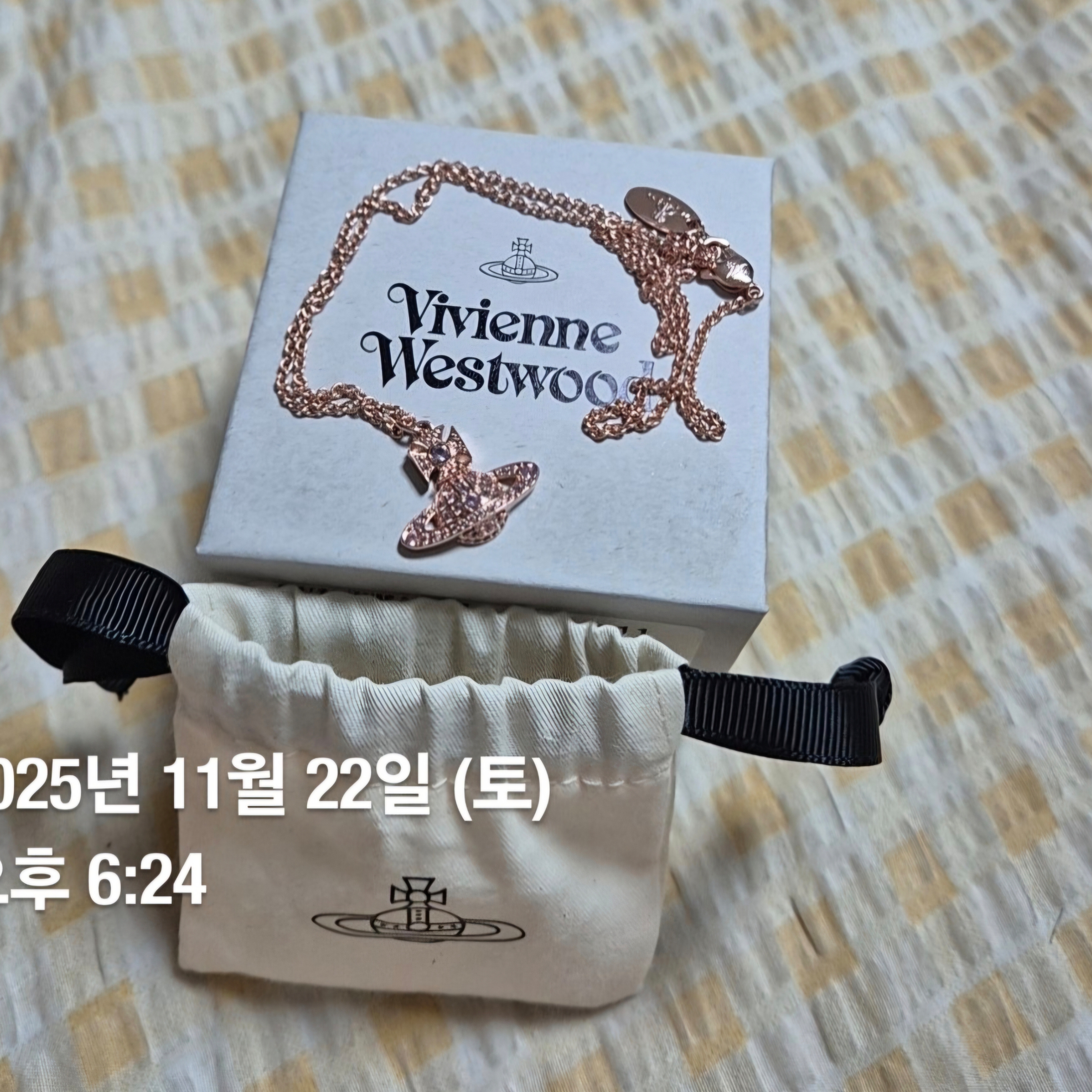 Vivienne Westwood Carmela Bas Relief Pendant Pink Gold 착용 스타일 - 2