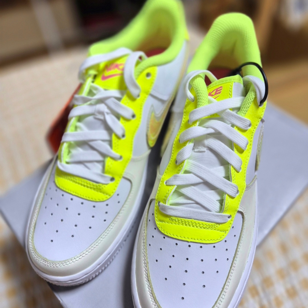 (GS) Nike Air Force 1 LV8 White Volt 착용 스타일 - 1