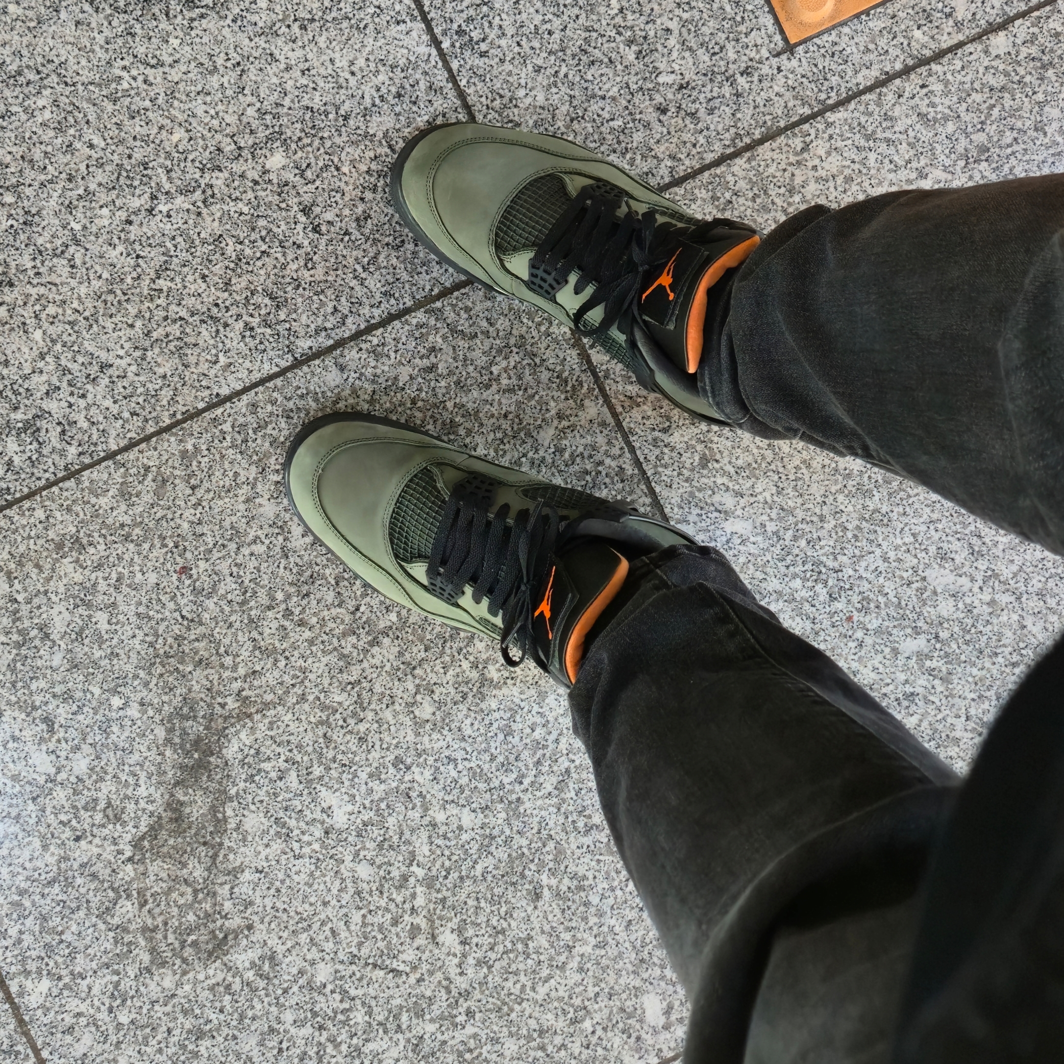 Jordan 4 x Undefeated Retro OG SP Deep Green and Clementine 착용 스타일