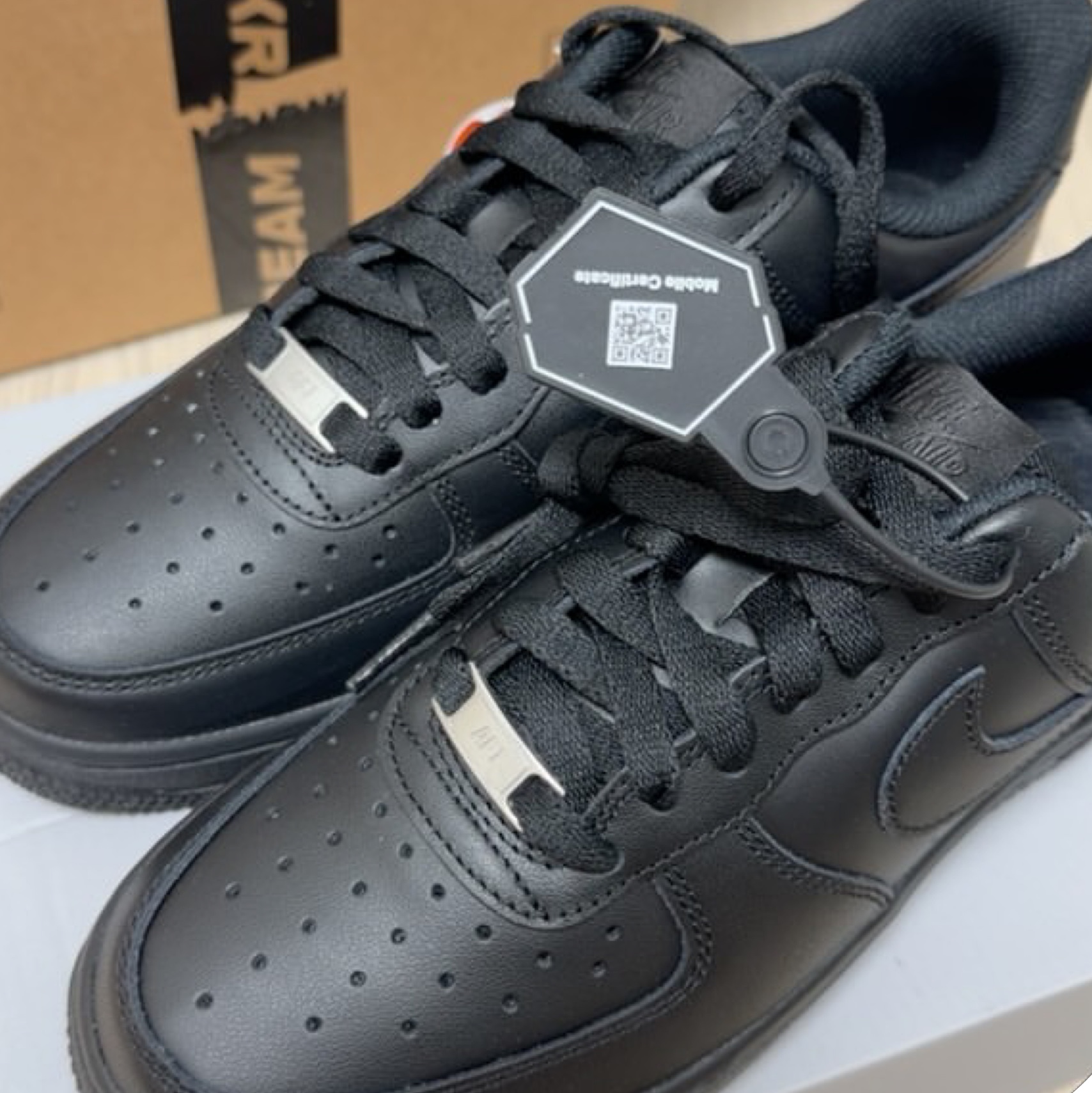 (W) Nike Air Force 1 '07 Low White, (W) Nike Air Force 1 '07 Low Triple Black 착용 스타일 - 2