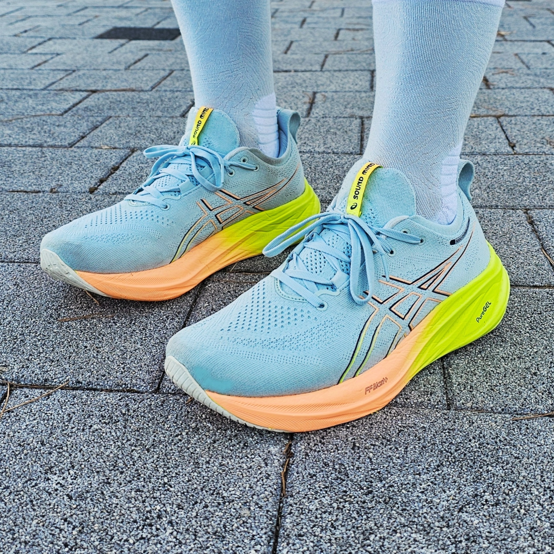 Asics Gel-Nimbus 26 Paris Cool Grey Safety Yellow 착용 스타일
