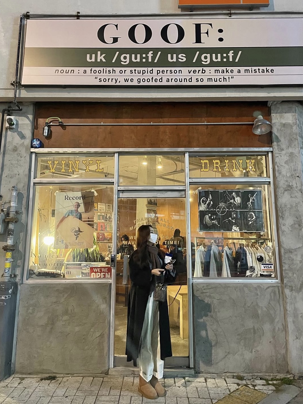 (W) UGG Classic Mini II Boots Chestnut, Fendi Mini Mon Tresor with Fendi Logo Brown 착용 스타일