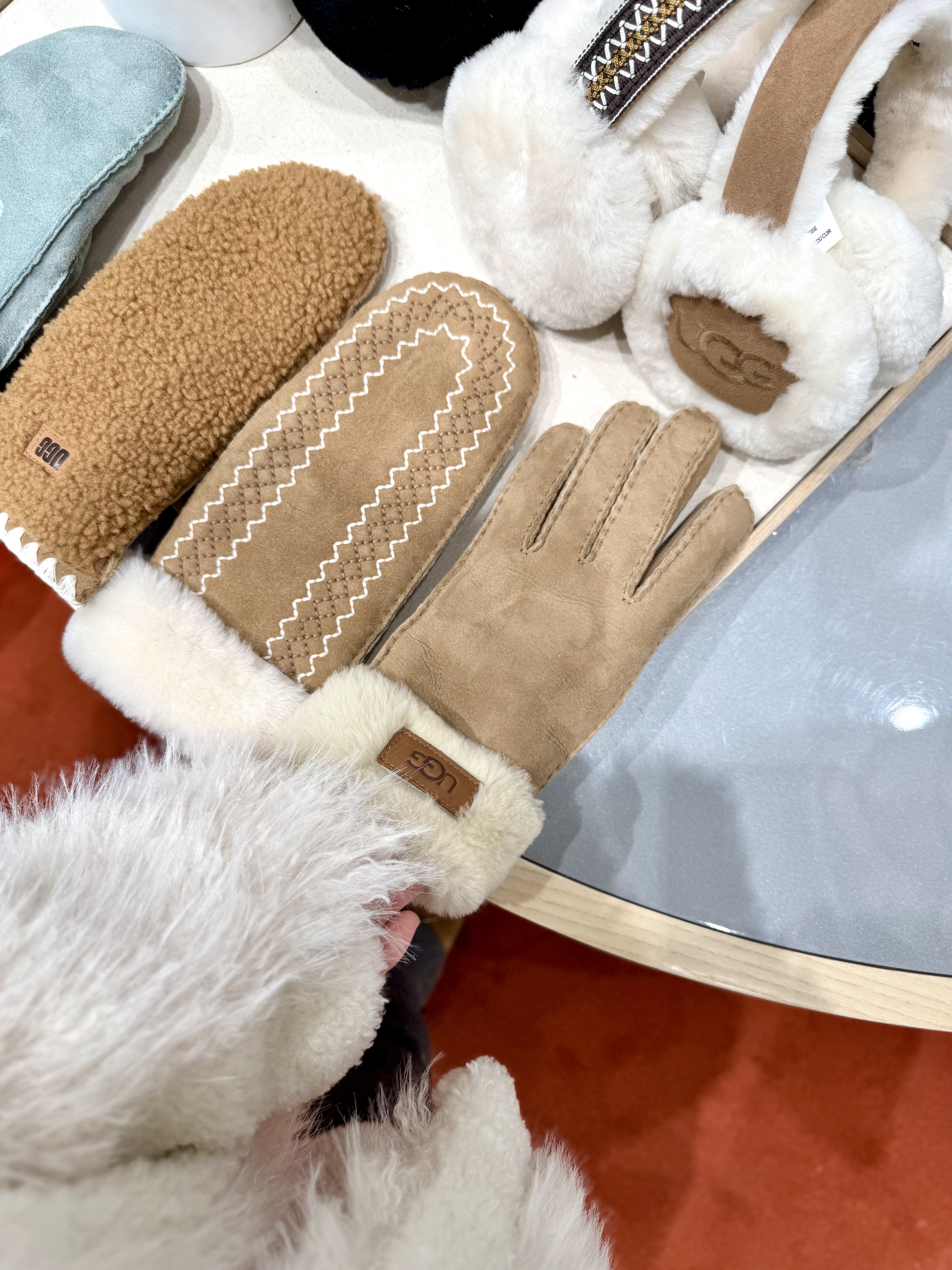 (W) UGG Embroidered Logo Earmuff Chestnut, (W) UGG Sheepskin Tasman Earmuff Chestnut 착용 스타일 - 1