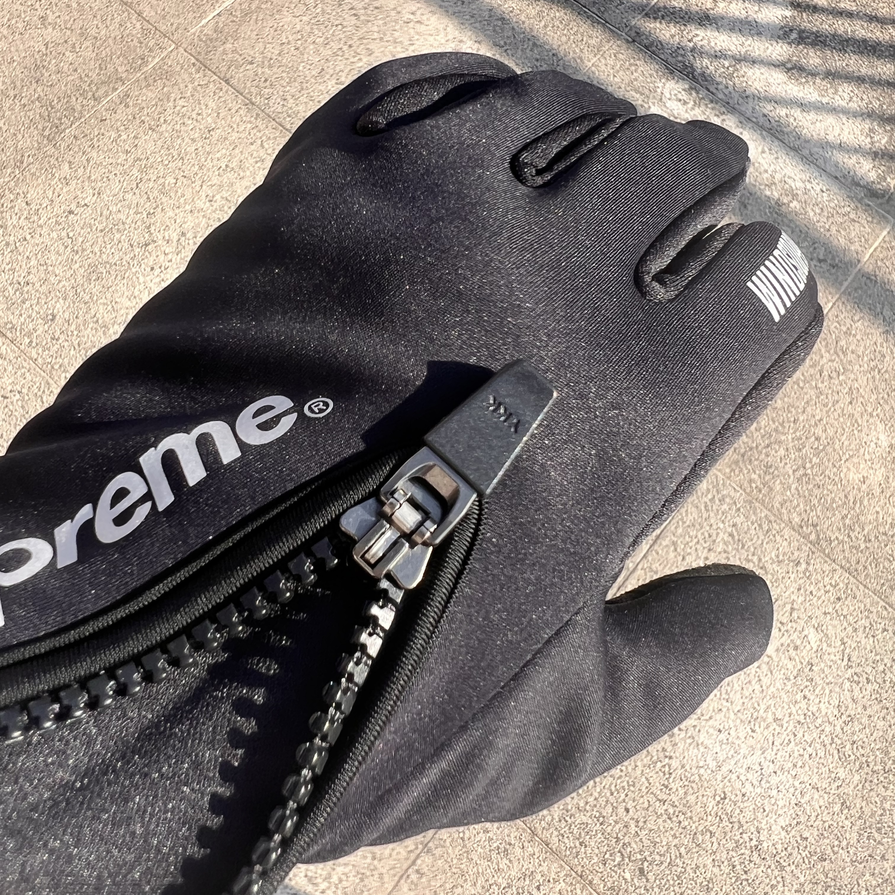 Supreme Windstopper Zip Gloves Black - 25FW 착용 스타일