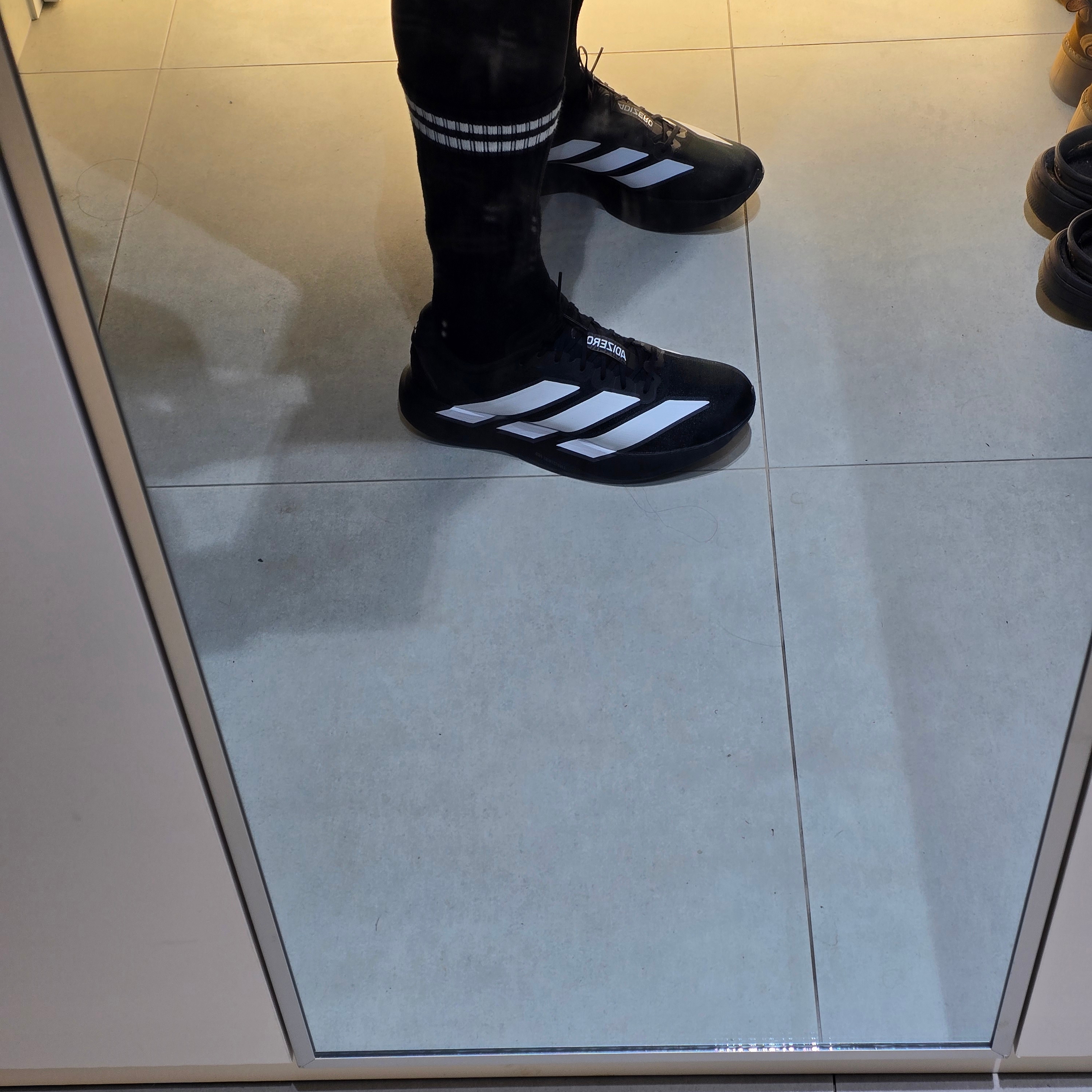 Adidas Adizero EVO SL Core Black Cloud White 착용 스타일 - 2