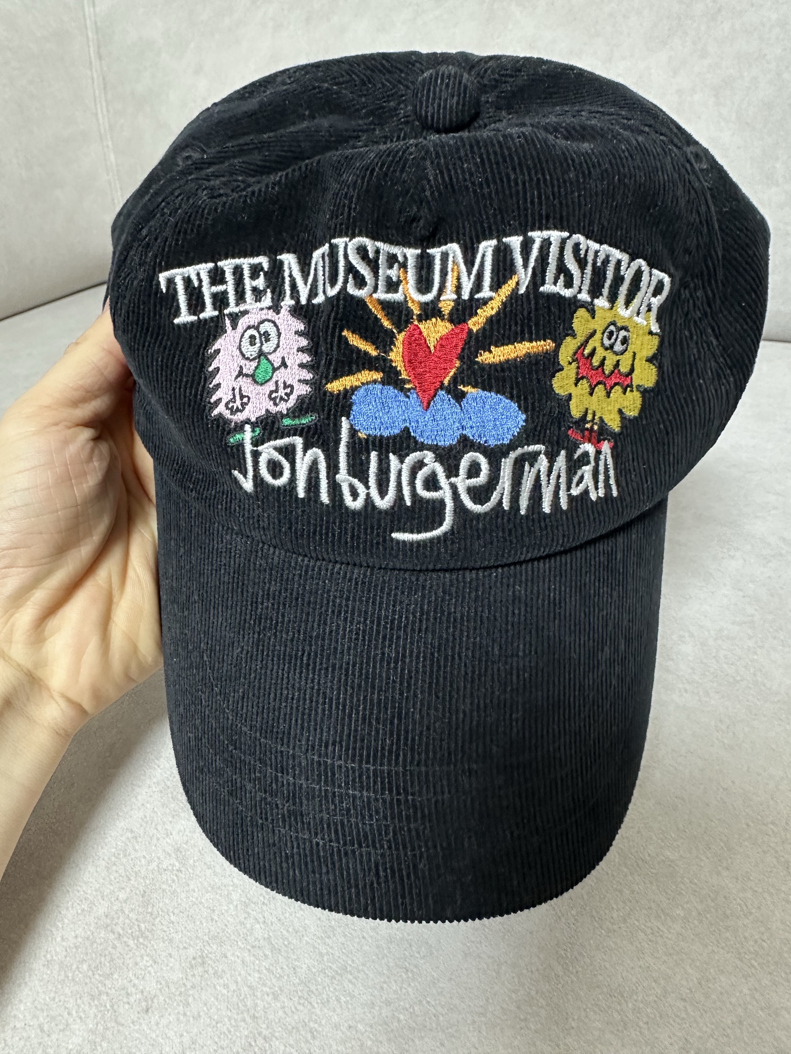 더뮤지엄비지터 x 존 버거맨 핑키 윙키 & 찰리 볼캡 블랙 | The Museum