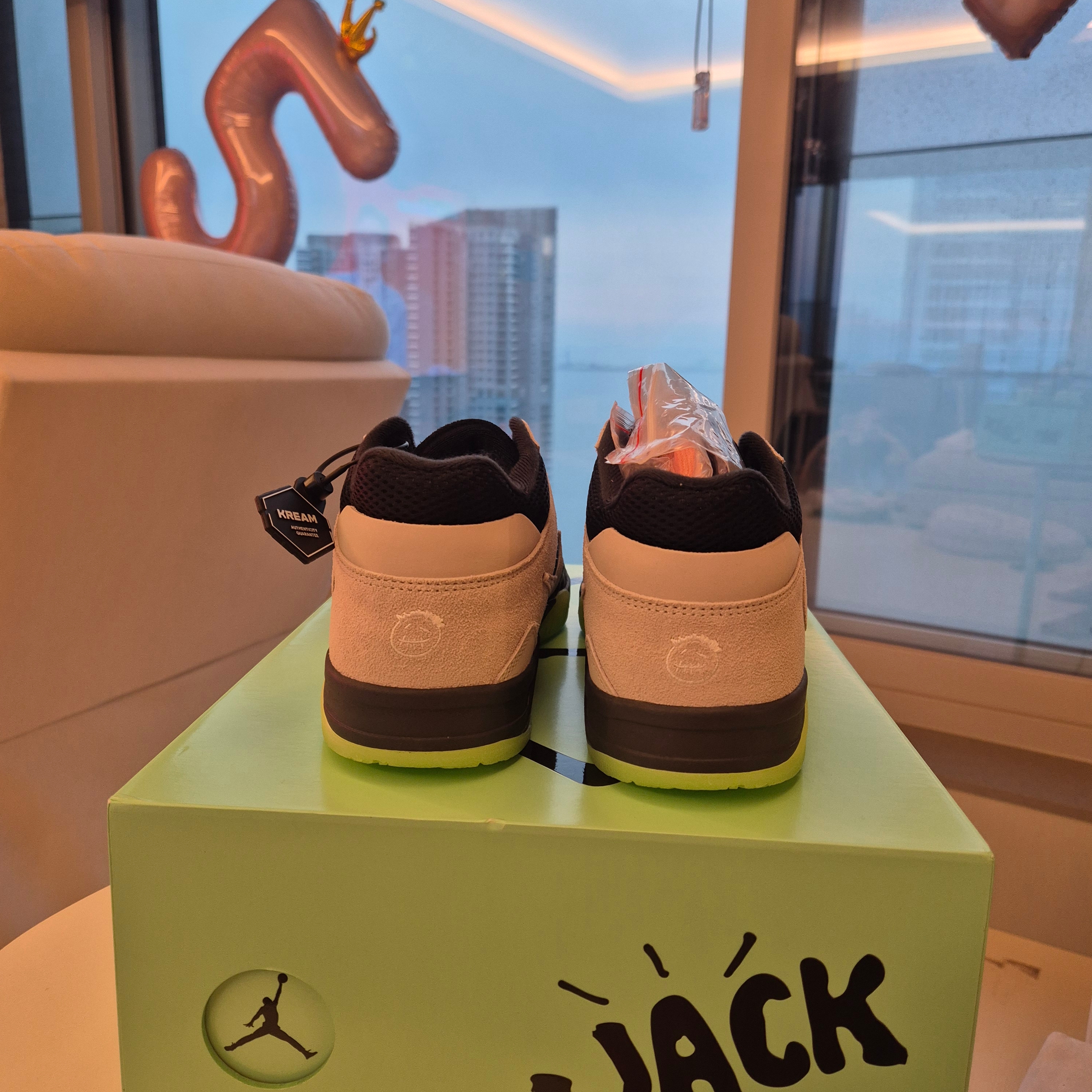 Jordan x Travis Scott x Chase B Jumpman Jack TR Black Night Silver 착용 스타일 - 4