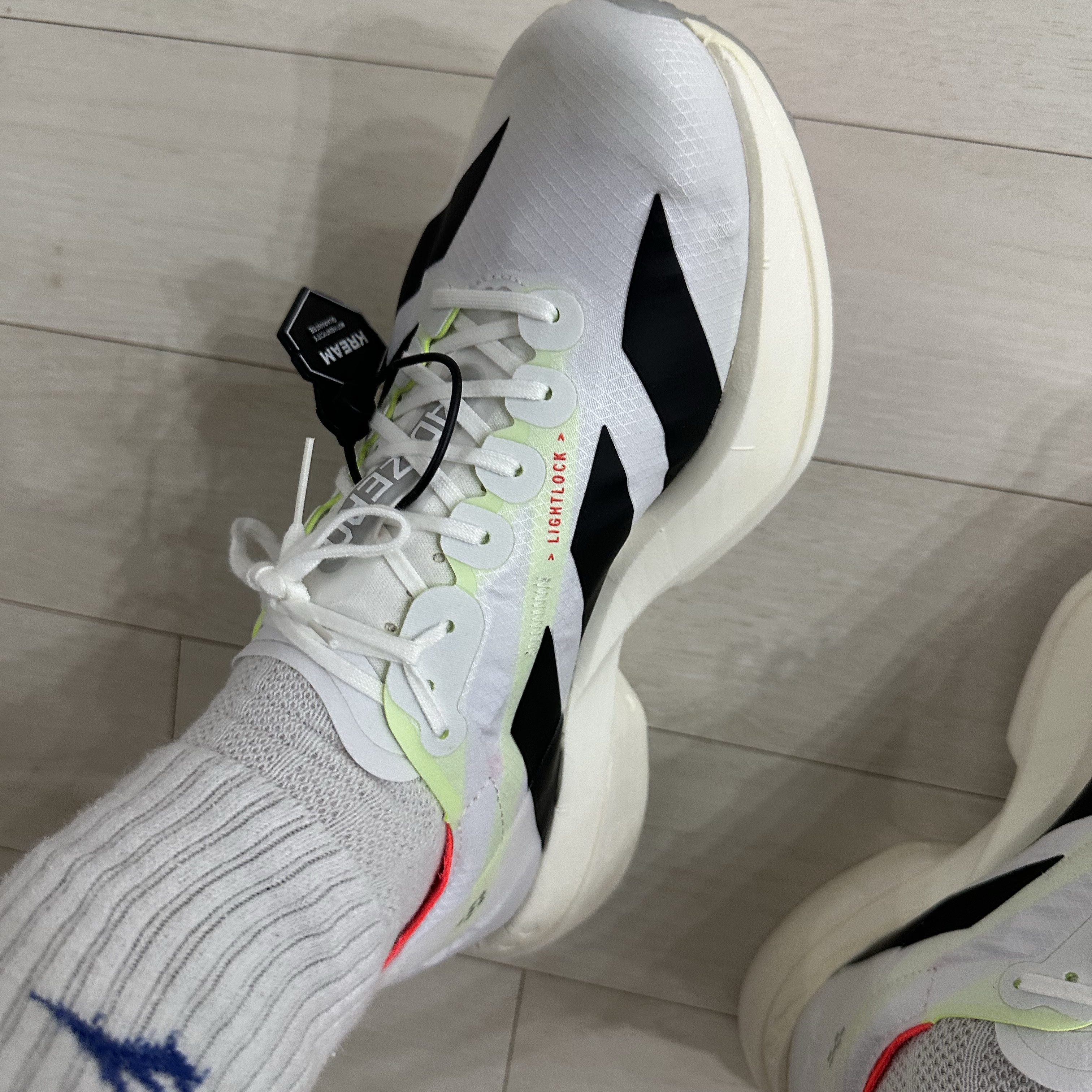 Adidas Adizero Adios Pro 4 Cloud White Core Black 착용 스타일