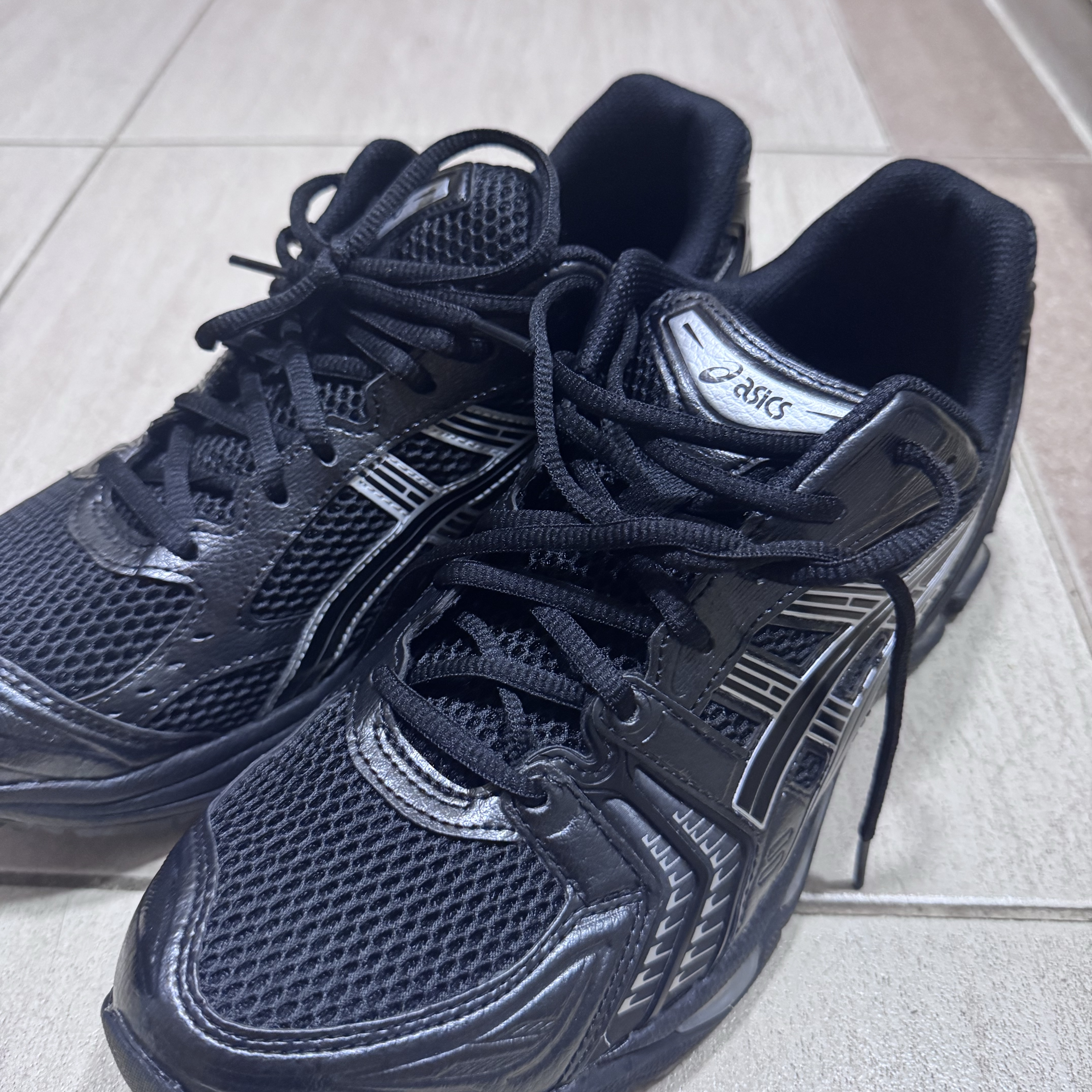 Asics Gel-Kayano 14 Black Pure Silver 착용 스타일 - 1