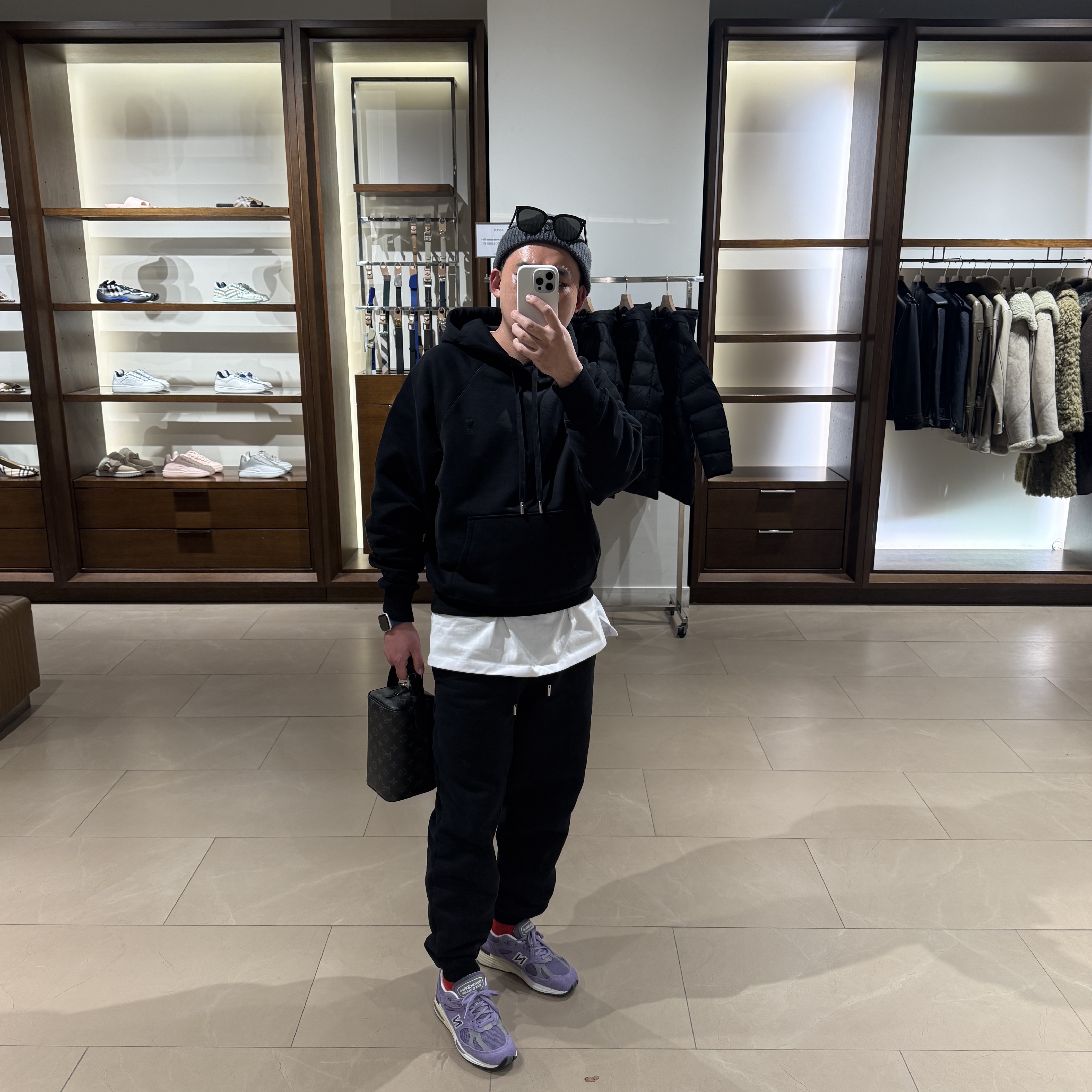 Louis Vuitton Locker Dopp Kit Monogram Eclipse, New Balance 991v2 Made in UK Dusk Purple Sage 착용 스타일