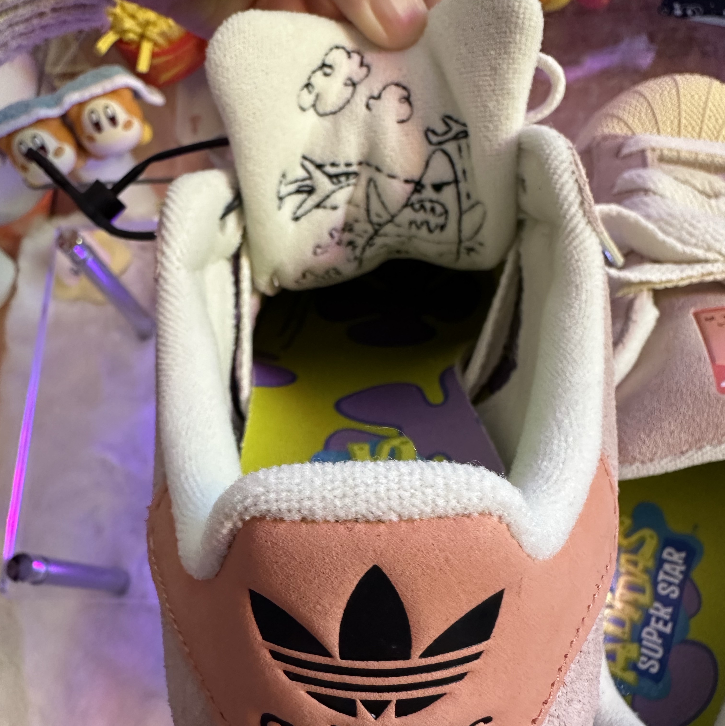 Adidas x Spongebob Patrick Superstar Black Core Black 착용 스타일 - 4