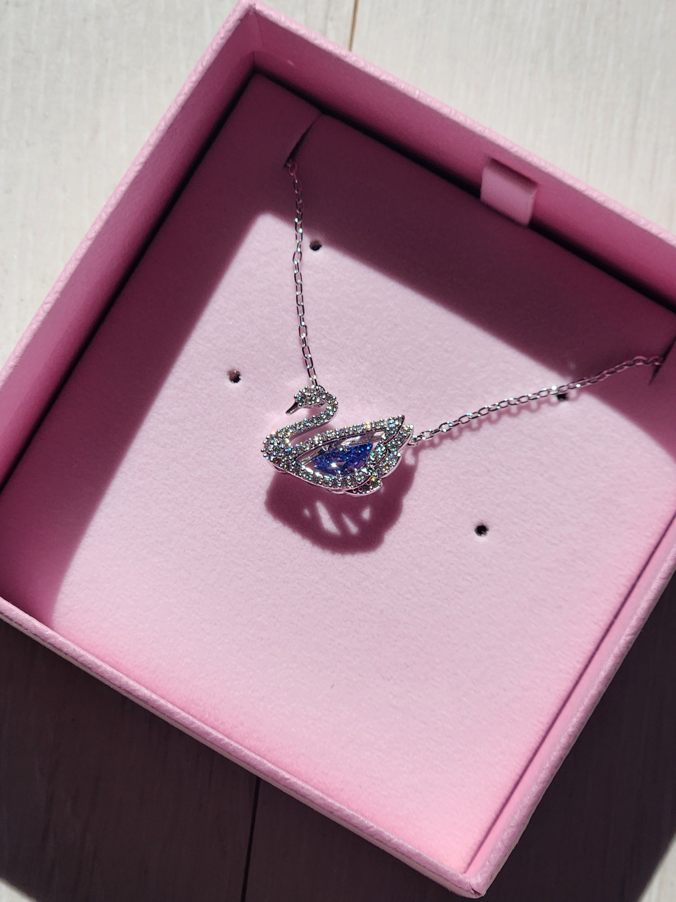 (W) Swarovski Dancing Swan Necklace Blue Rhodium Plated 착용 스타일 - 1