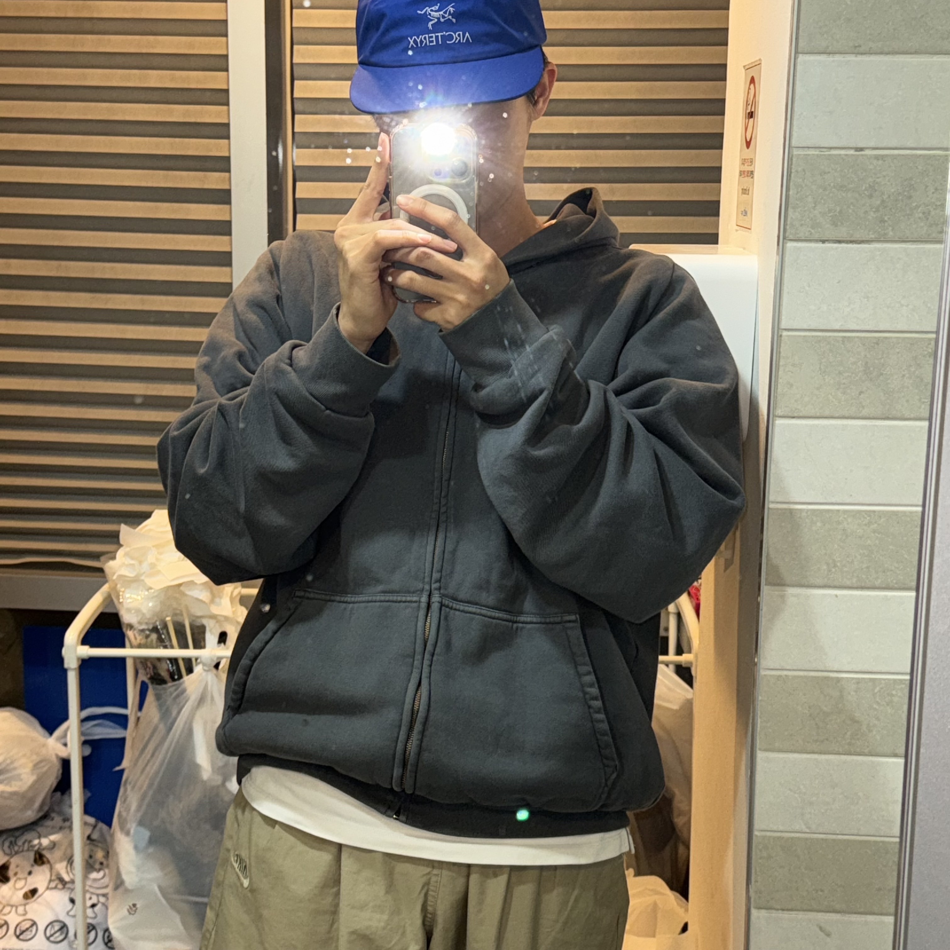 Arc'teryx Gore 5 Panel Cap Vitality, Yeezy YZY Zip-Up Hoodie Dark Grey 착용 스타일