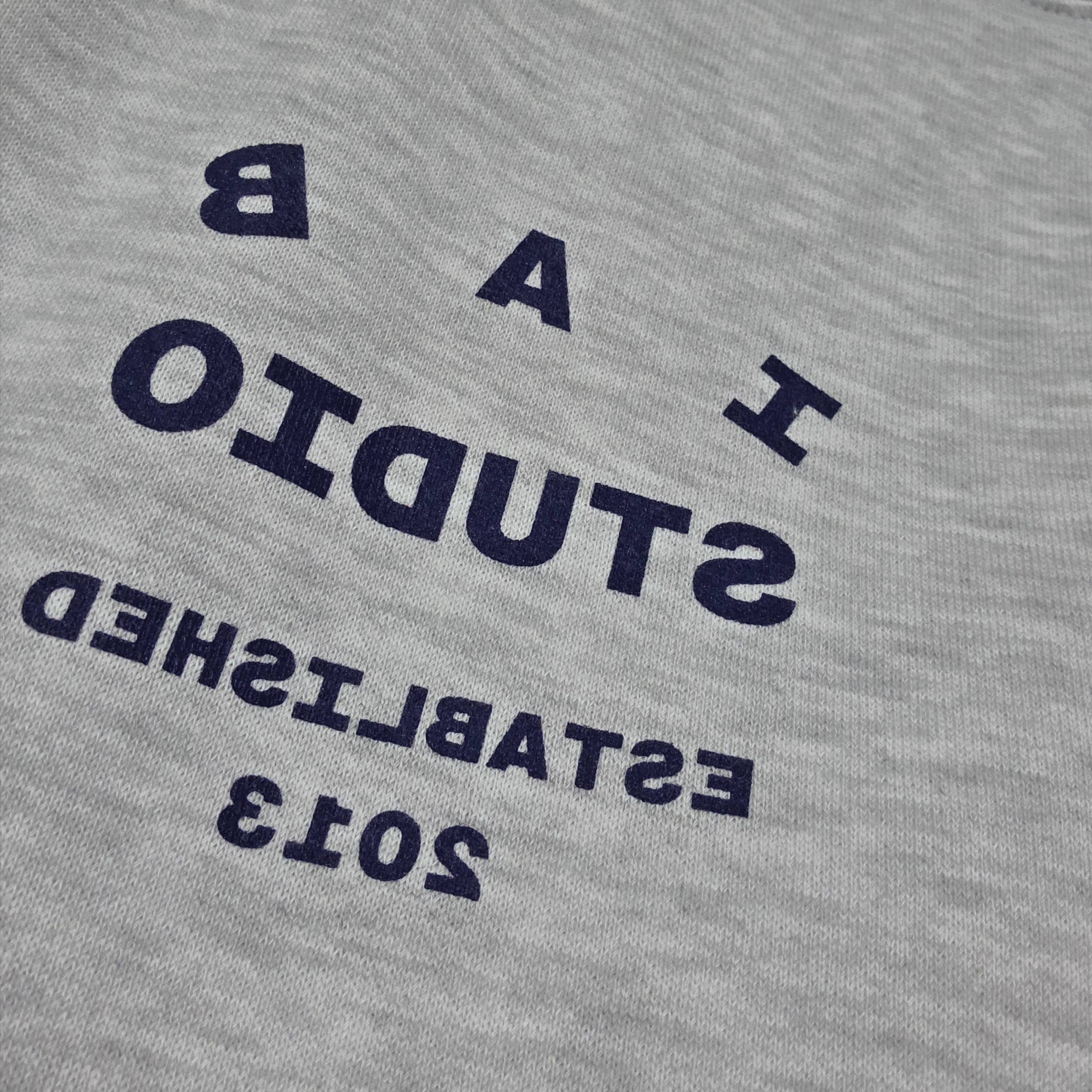 IAB Studio 25 Hoodie Light Gray Navy 착용 스타일