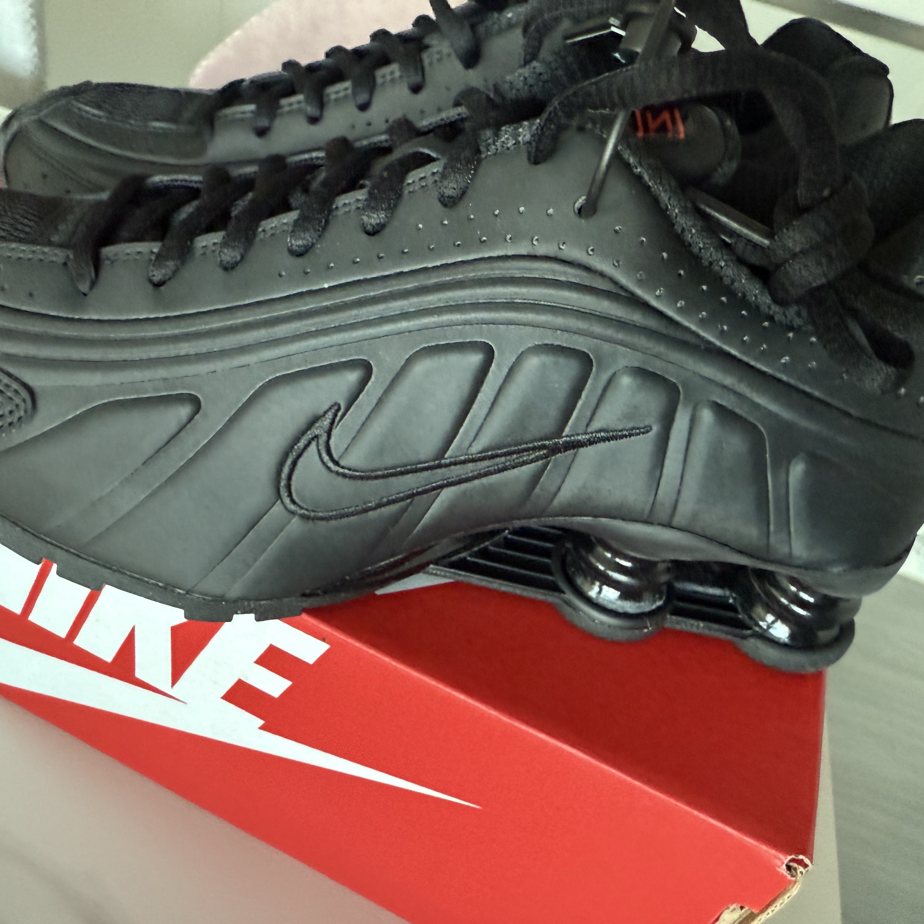 (W) Nike Shox R4 Black 착용 스타일 - 1