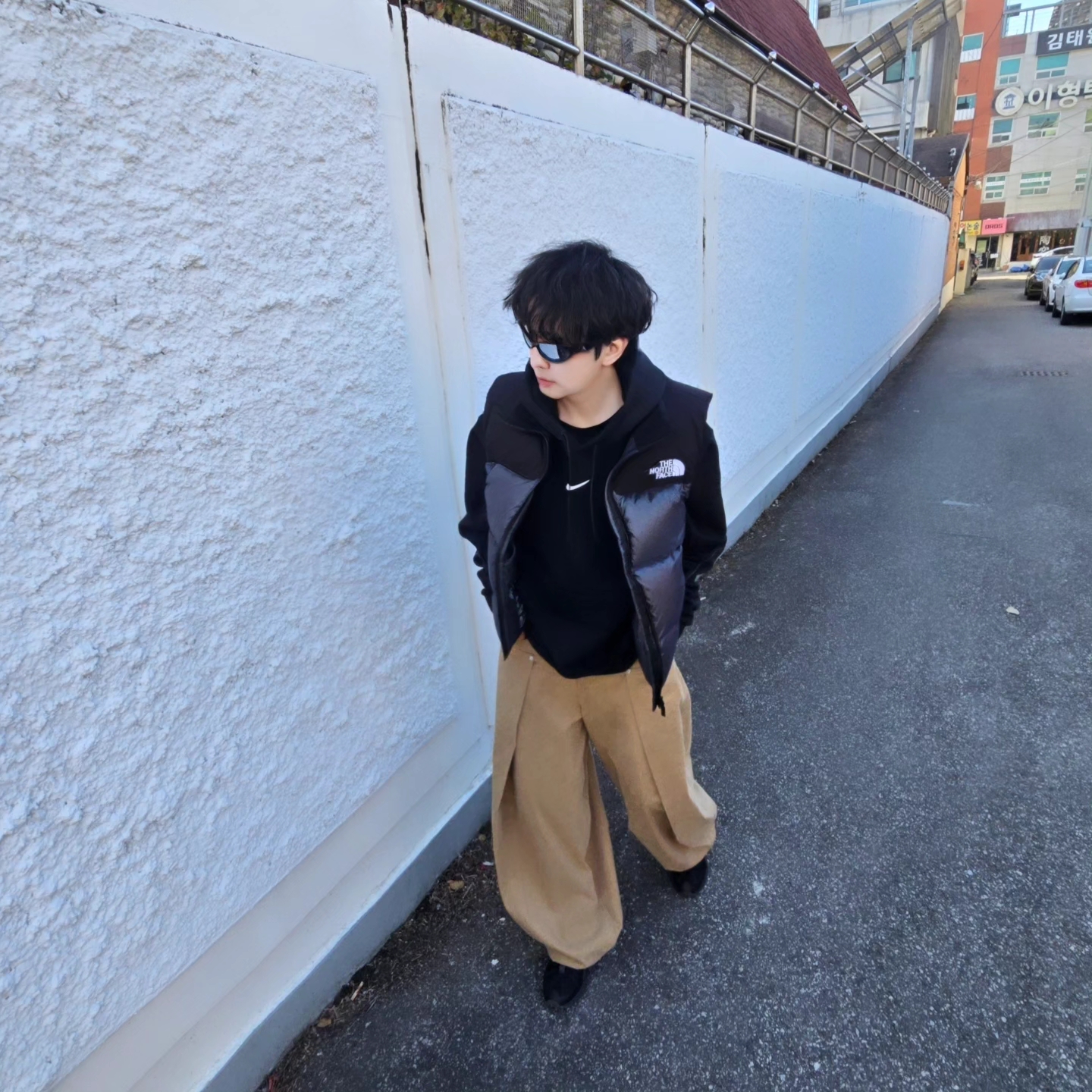 Nike x Drake Nocta Fleece Hoodie Black (FN7659-010), The North Face Novelty Nuptse Vest RDS Dark Gray - 25FW 착용 스타일 - 4