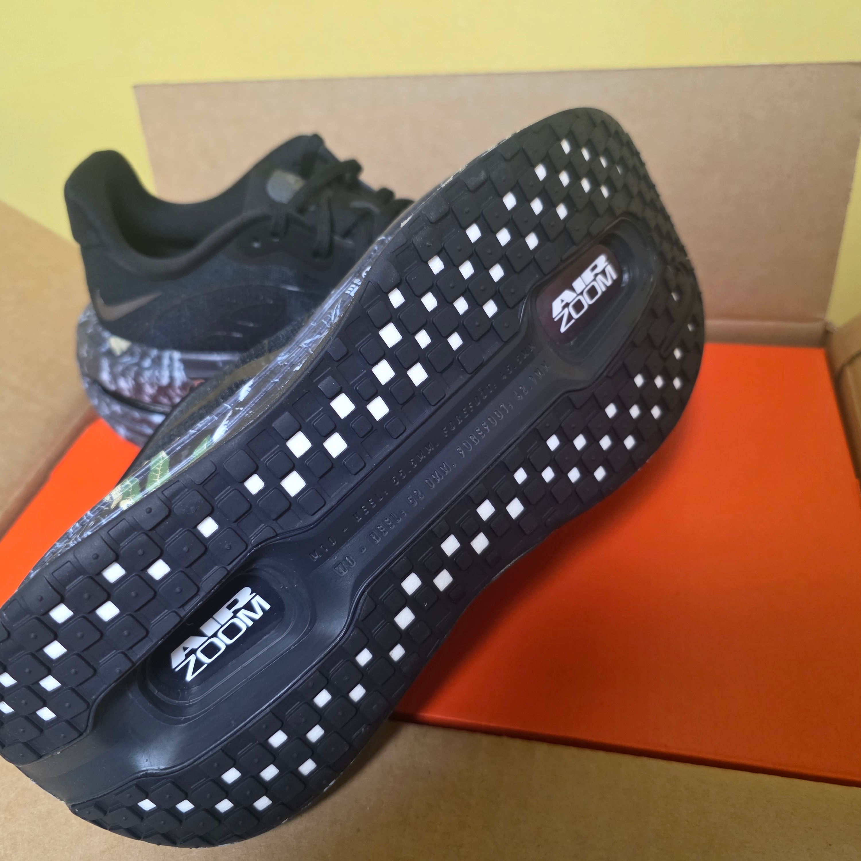 Nike Vomero Premium Black Dark Smoke Grey 착용 스타일 - 2