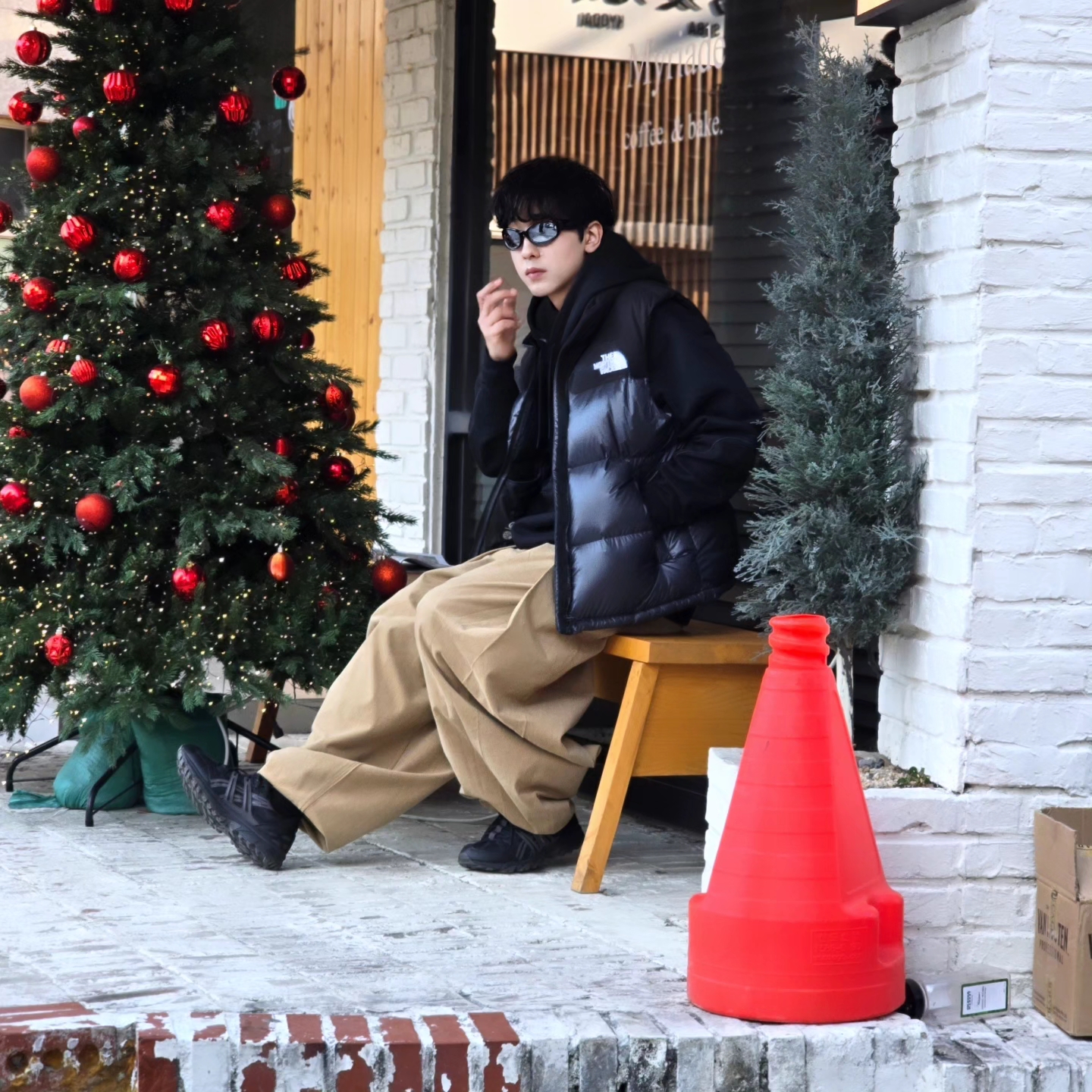 Nike x Drake Nocta Fleece Hoodie Black (FN7659-010), The North Face Novelty Nuptse Vest RDS Dark Gray - 25FW 착용 스타일 - 4