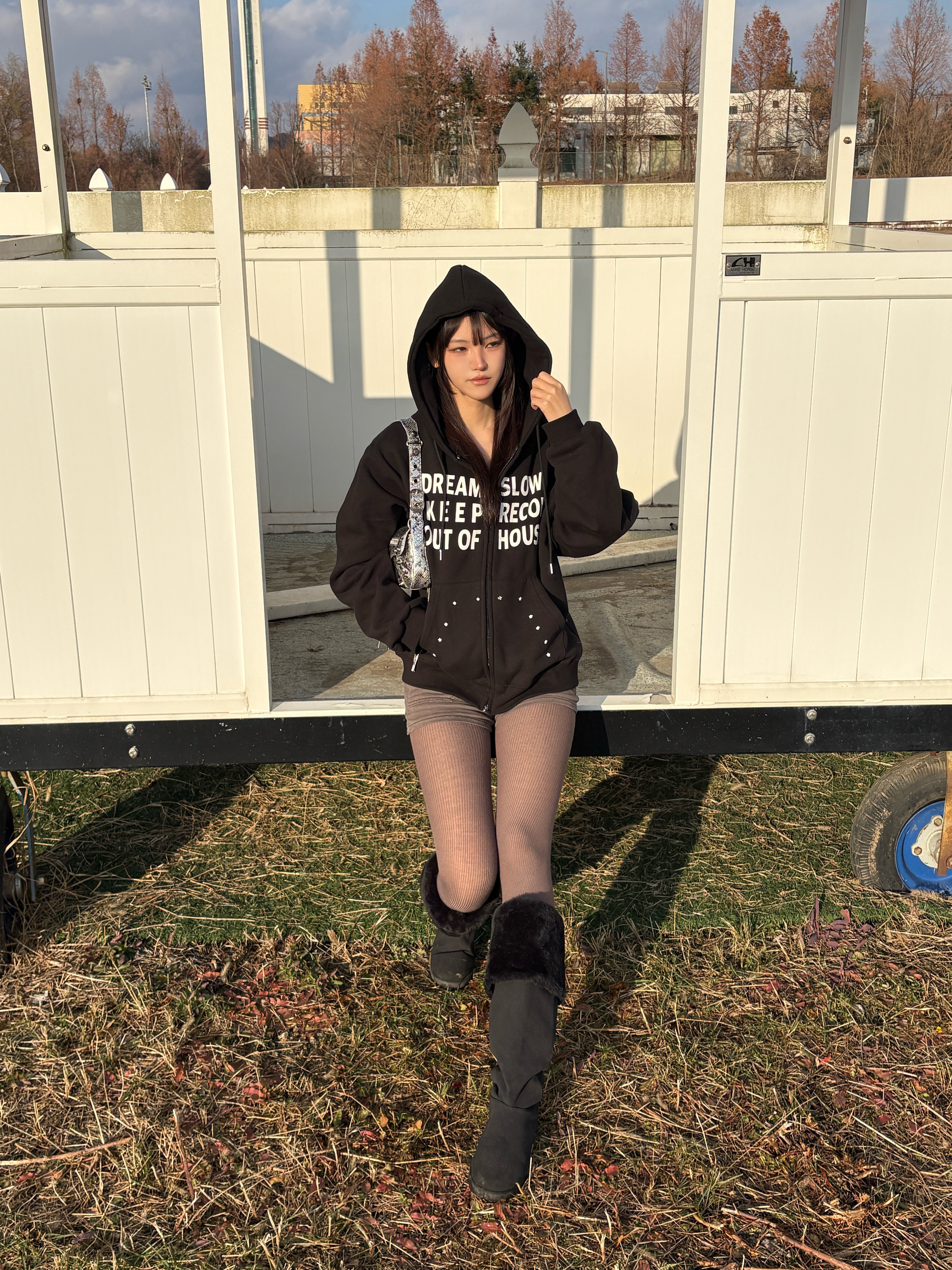 SLOW RECORD HOUSE Typo Star Hood Zip-up Black 착용 스타일 - 1