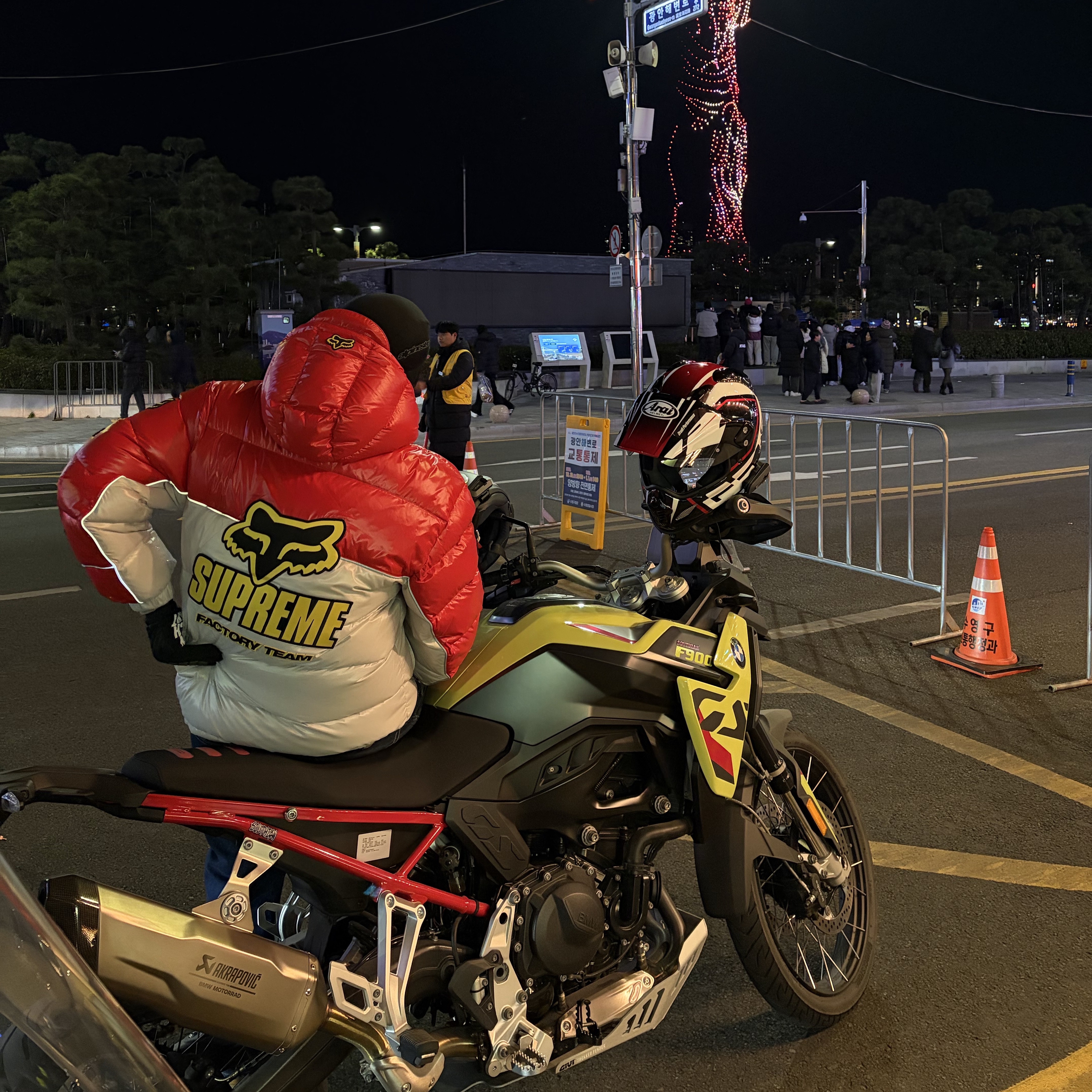 Supreme x Fox Racing Shiny Down Puffer Jacket White - 25FW 착용 스타일 - 2