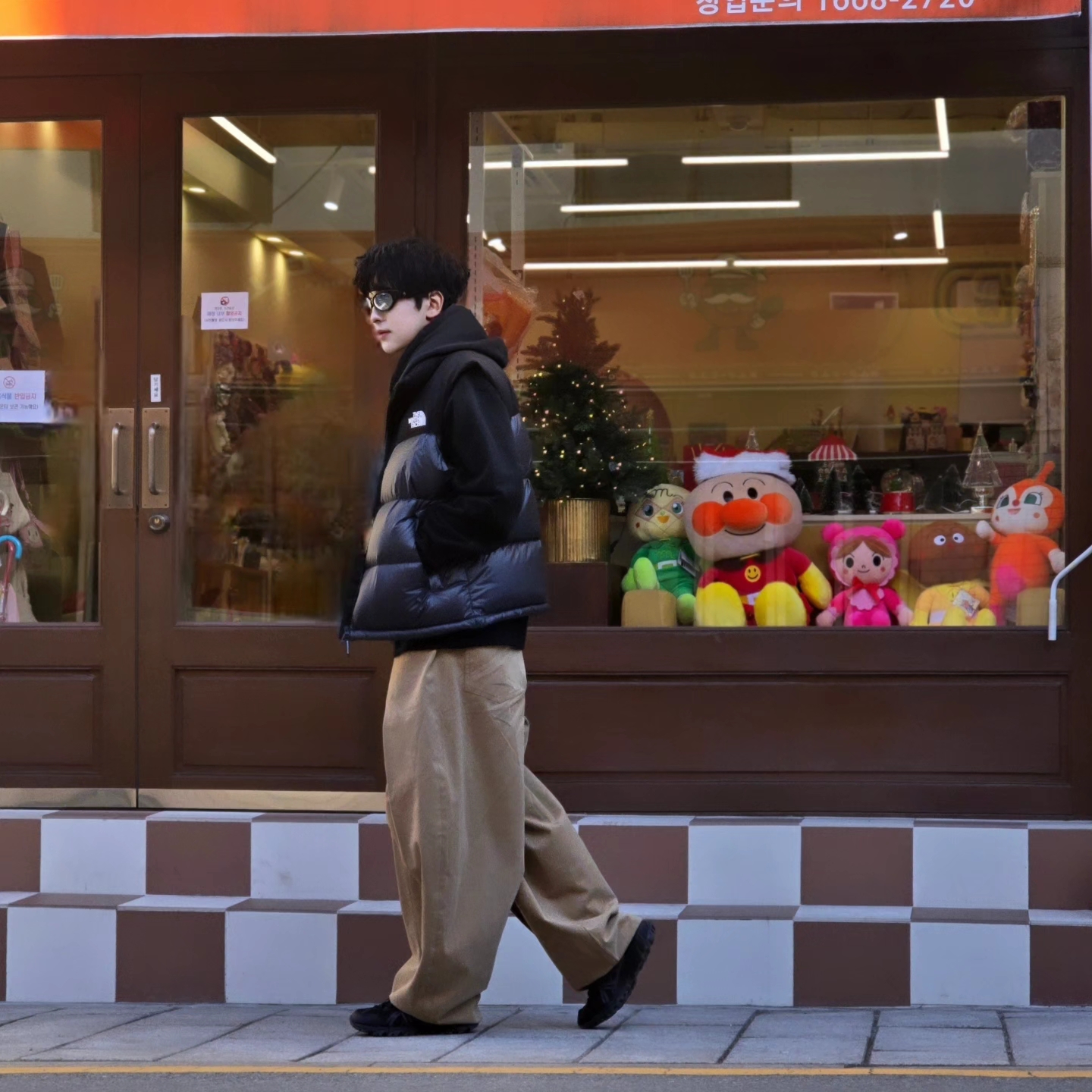 Nike x Drake Nocta Fleece Hoodie Black (FN7659-010), The North Face Novelty Nuptse Vest RDS Dark Gray - 25FW 착용 스타일 - 2