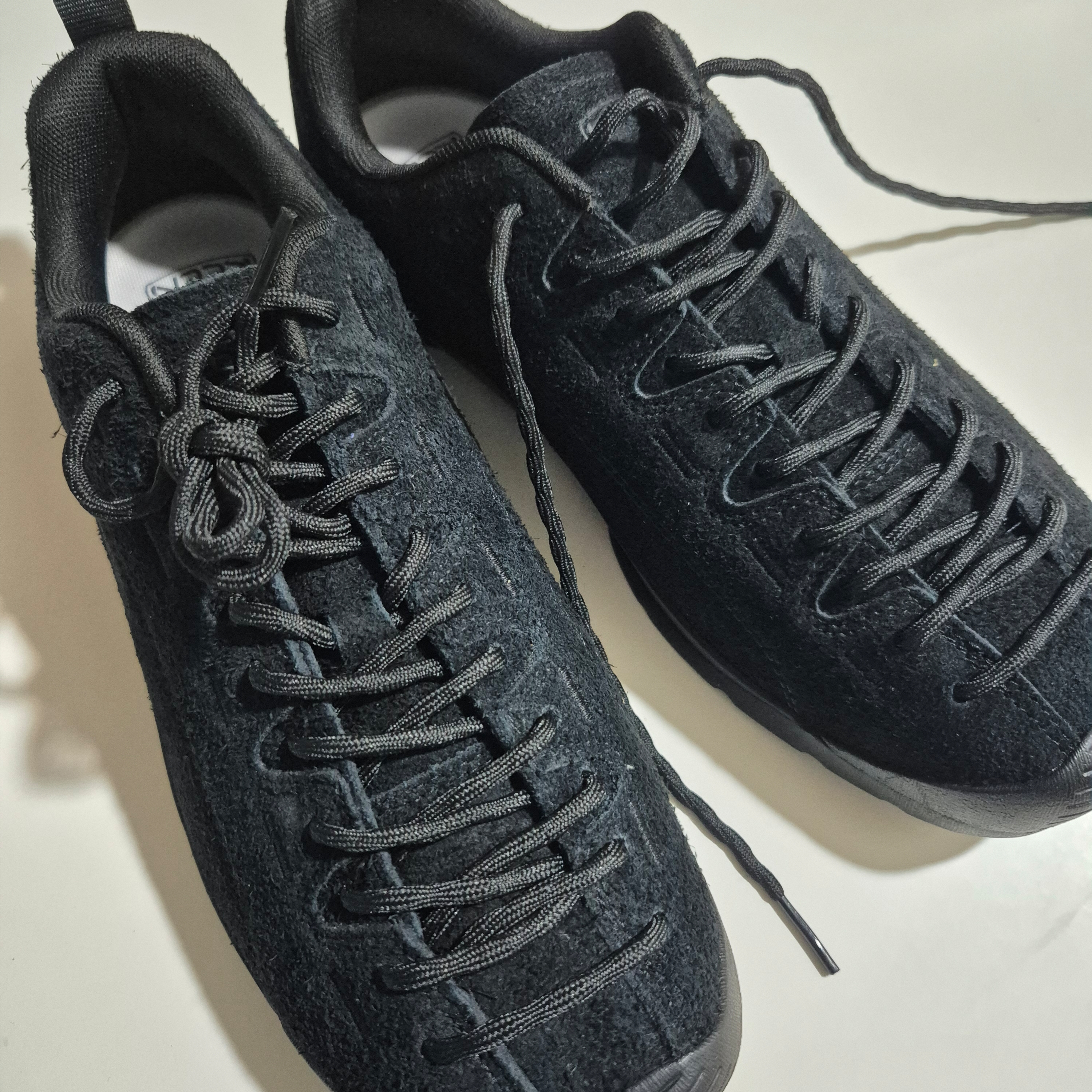 Keen Jasper Suede Sneakers Black 착용 스타일 - 2