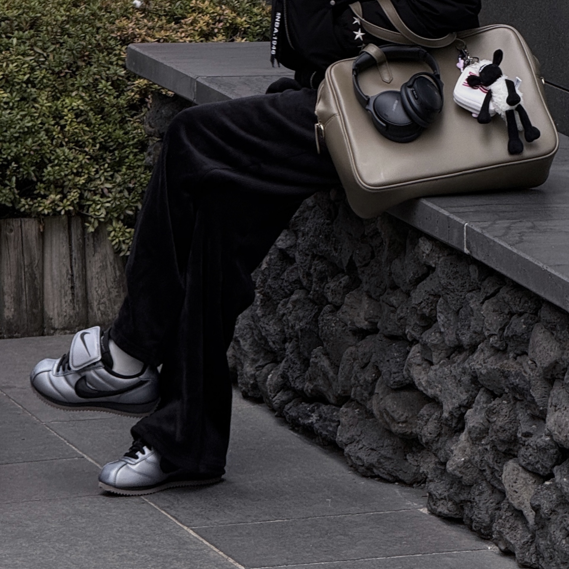 Nike Cortez Leather SE Metallic Cool Grey Black 착용 스타일 - 1