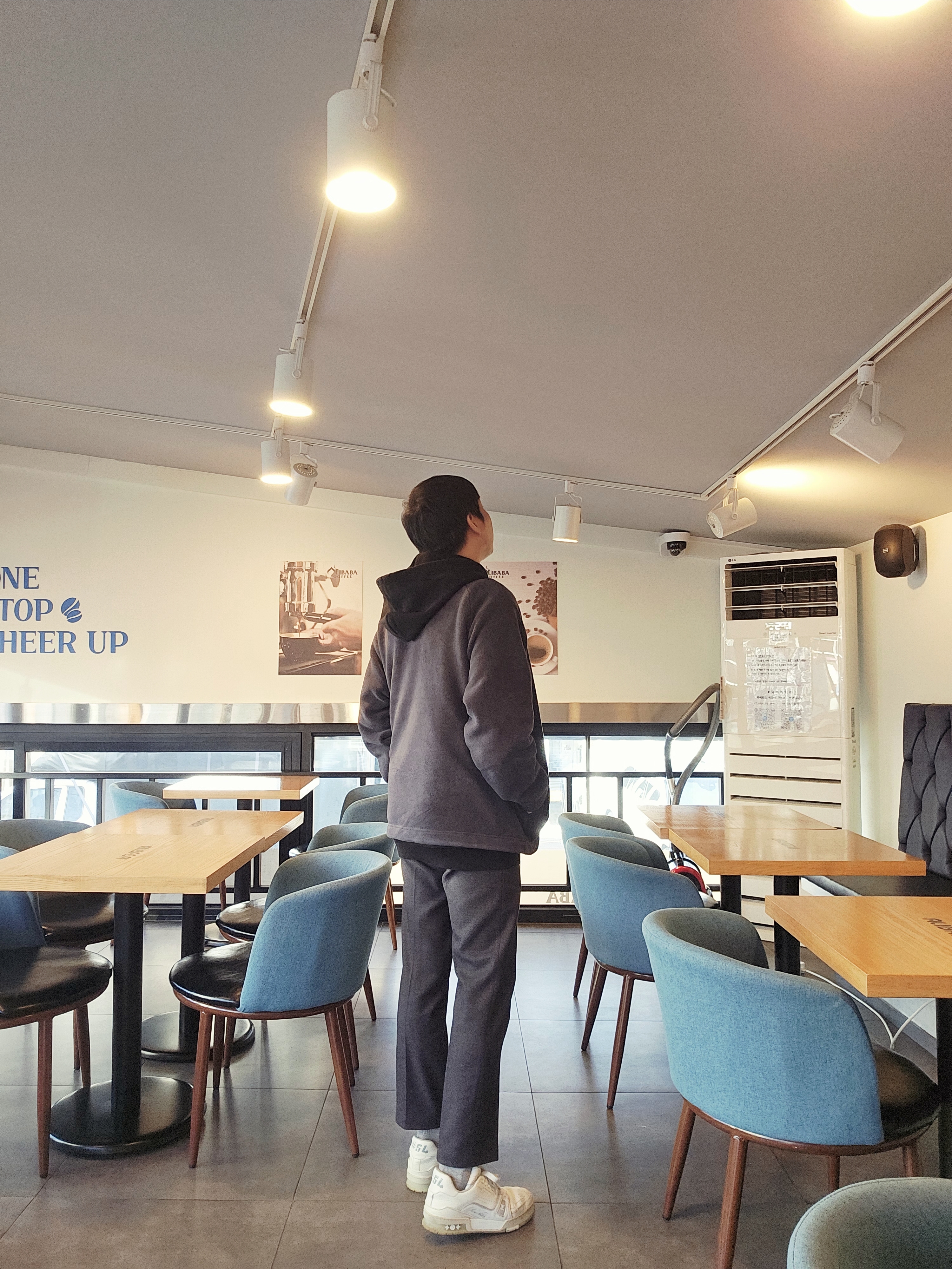 Louis Vuitton LV Trainer Distressed Sneaker White, Uniqlo x Needles Fleece Oversized Cardigan Dark Gray - KR 착용 스타일 - 3