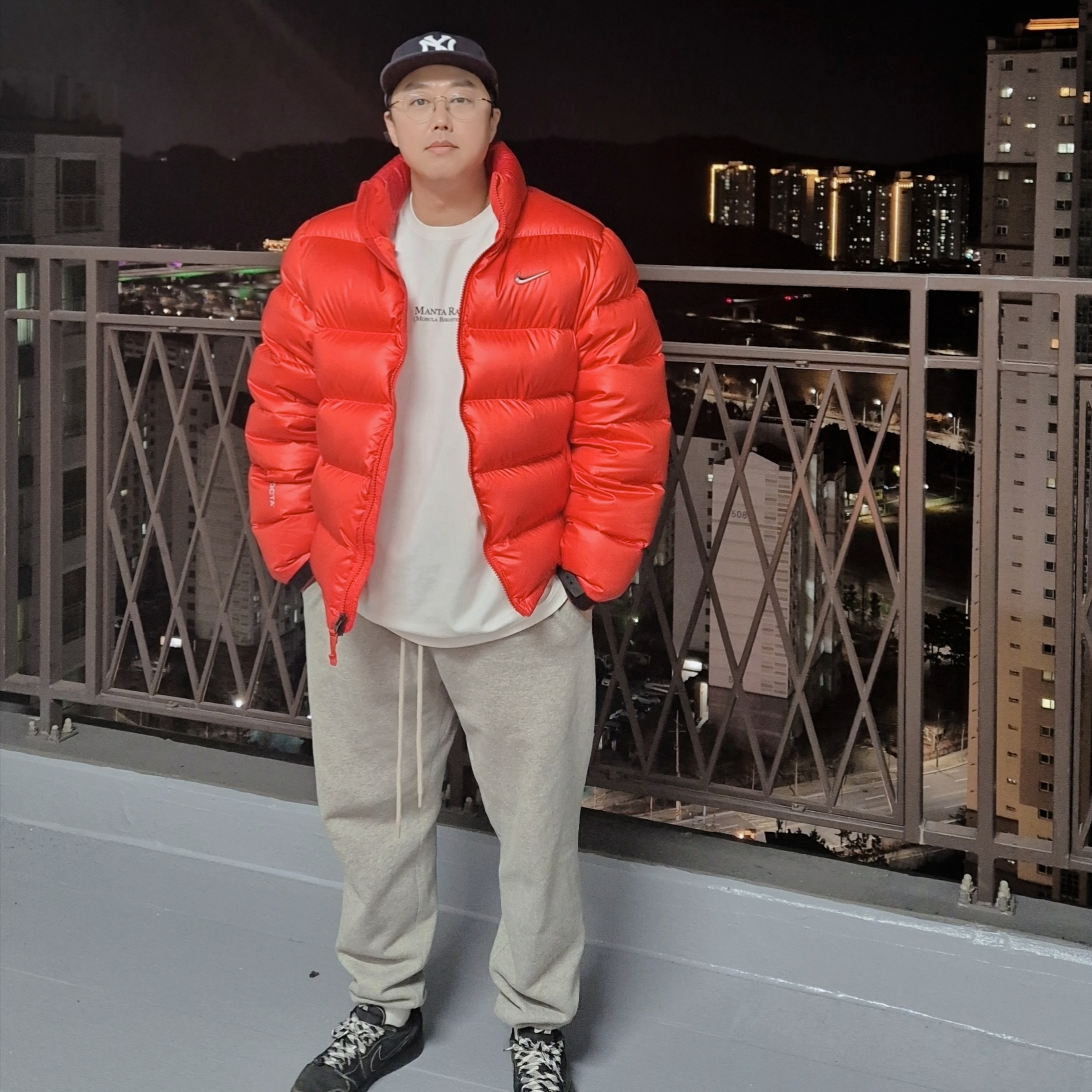 Nike x Drake Nocta Sunset Puffer Jacket Red, Jordan 1 x Travis Scott Retro Low OG SP Velvet Brown and Dark Mocha 착용 스타일