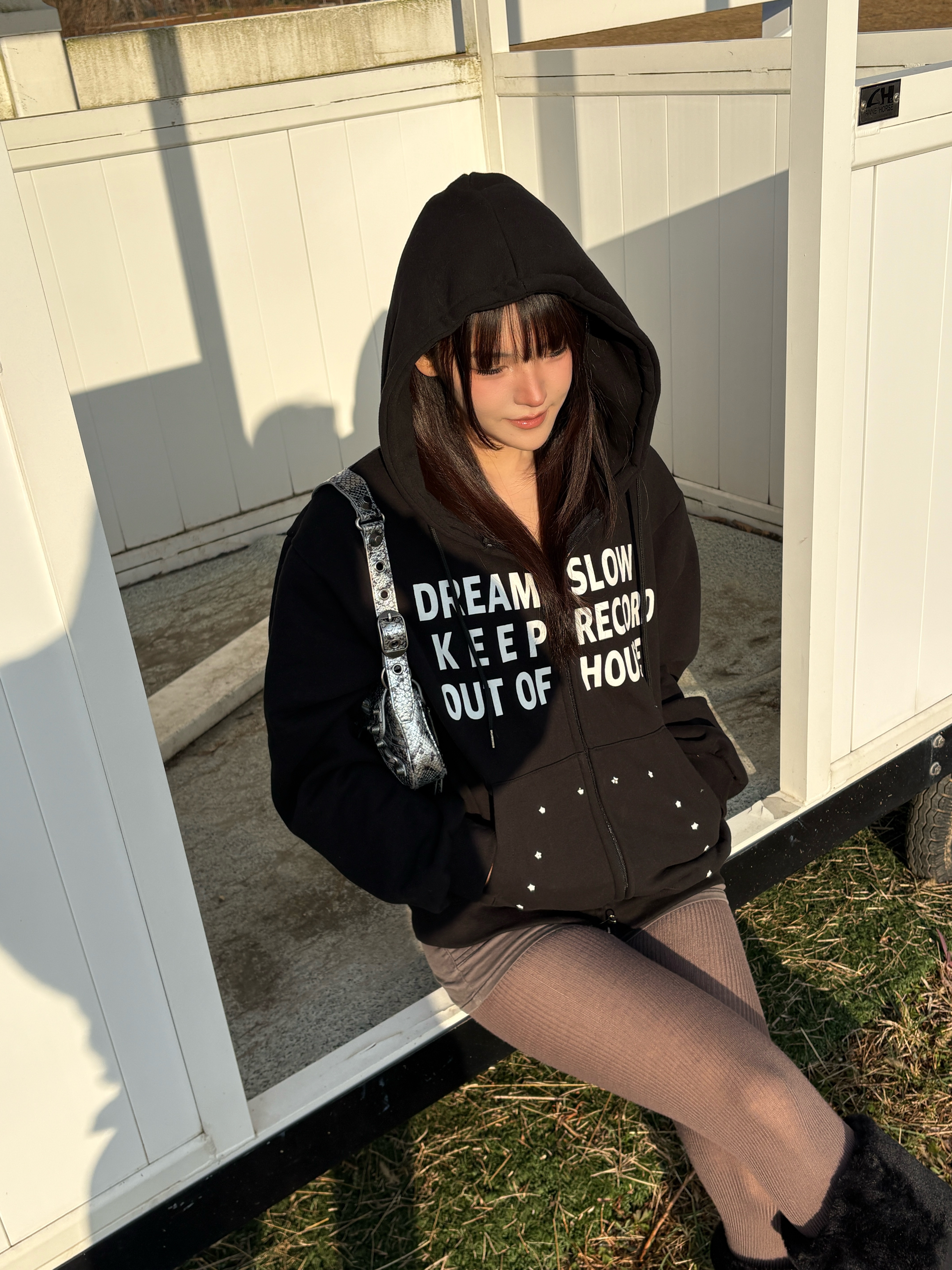 SLOW RECORD HOUSE Typo Star Hood Zip-up Black 착용 스타일 - 3