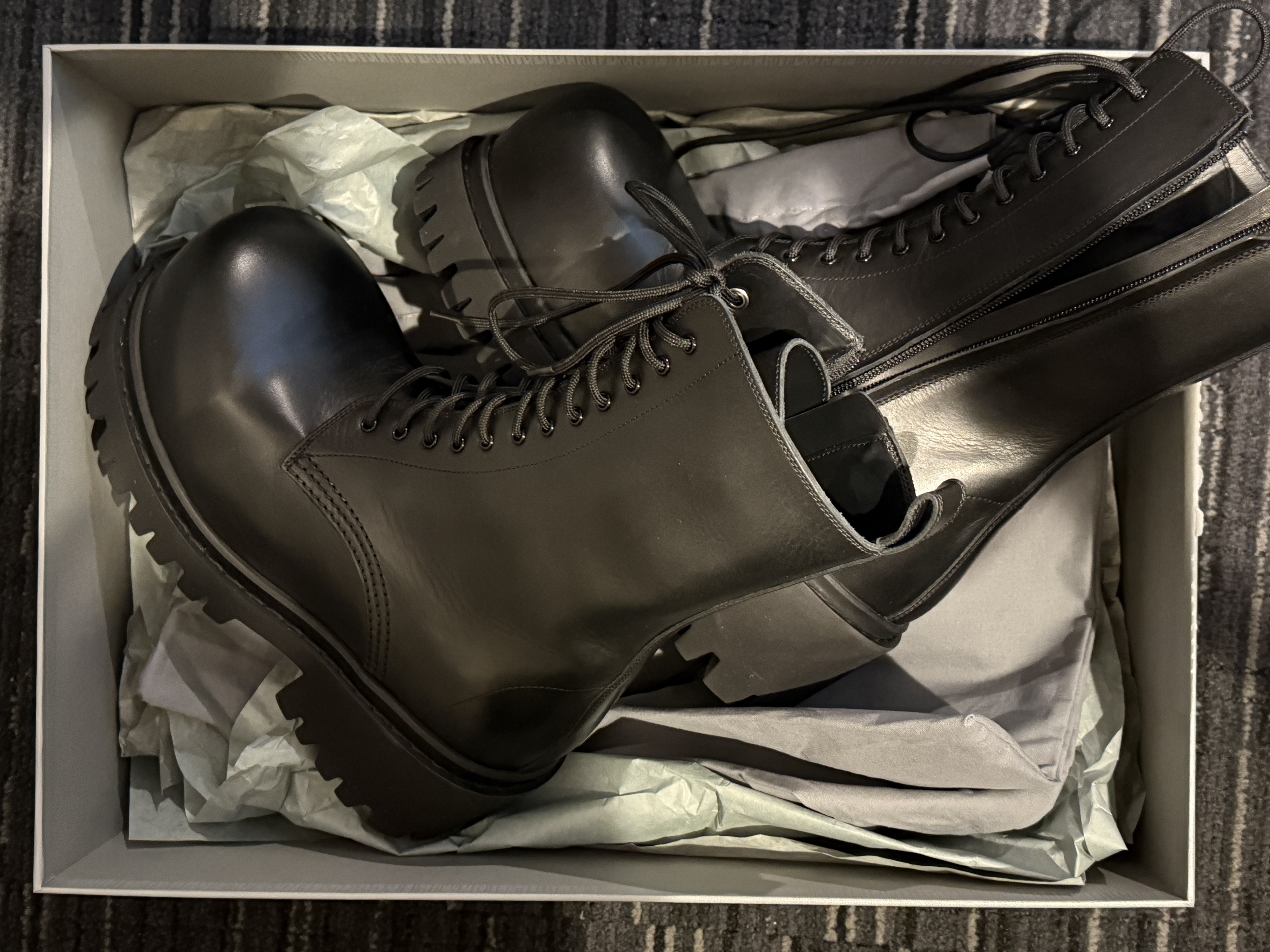 Balenciaga Stomper Bootie Black 착용 스타일