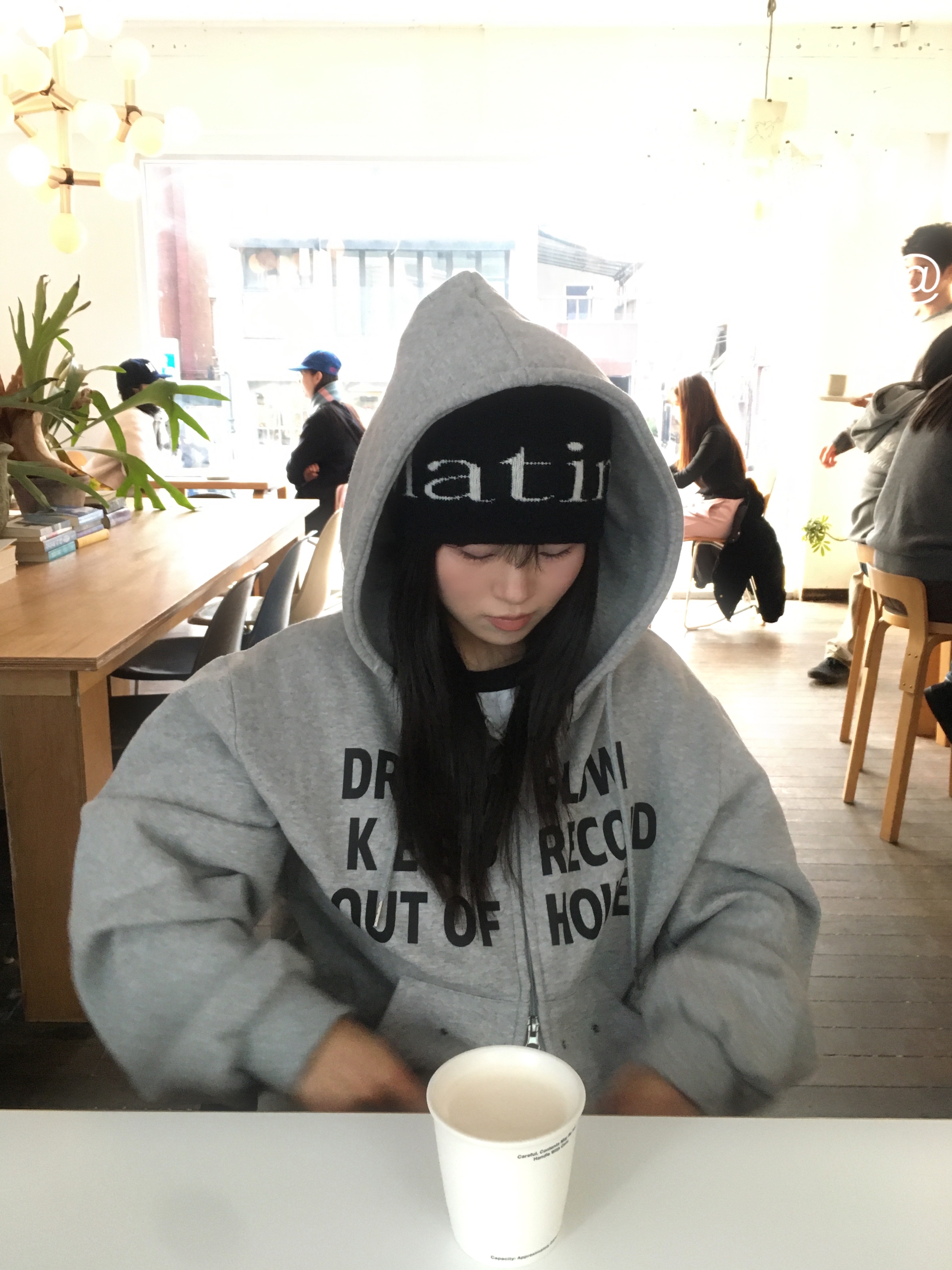 SLOW RECORD HOUSE Typo Star Hood Zip-Up Grey 착용 스타일 - 4