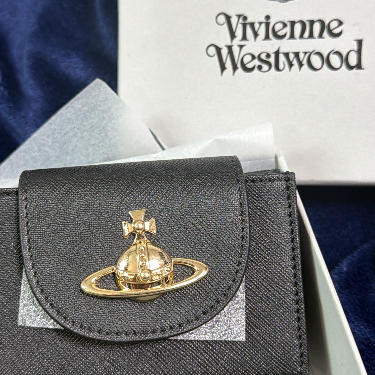 Vivienne Westwood Saffiano Compact Card Holder Black 착용 스타일