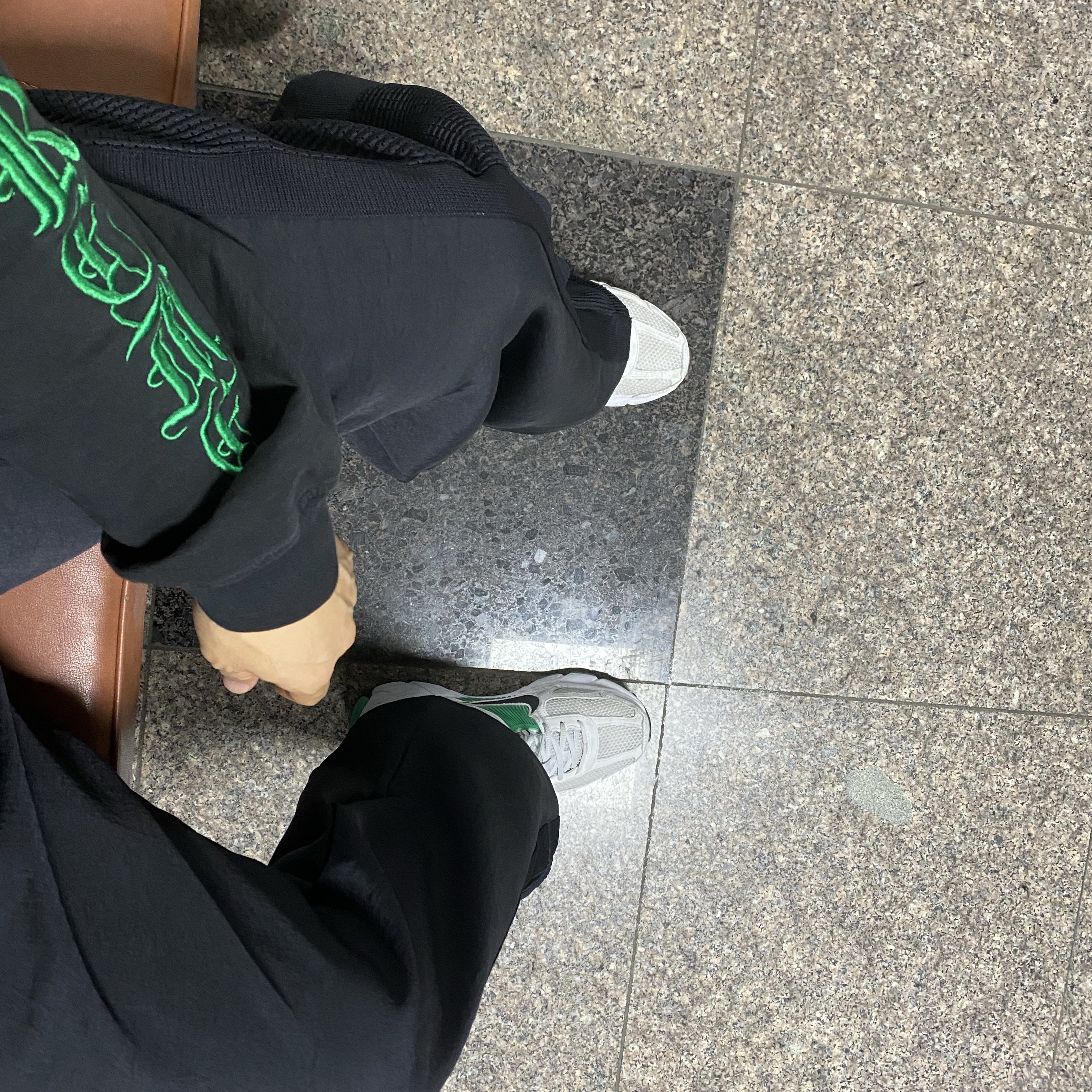 (W) Nike Zoom Vomero 5 White Stadium Green 착용 스타일