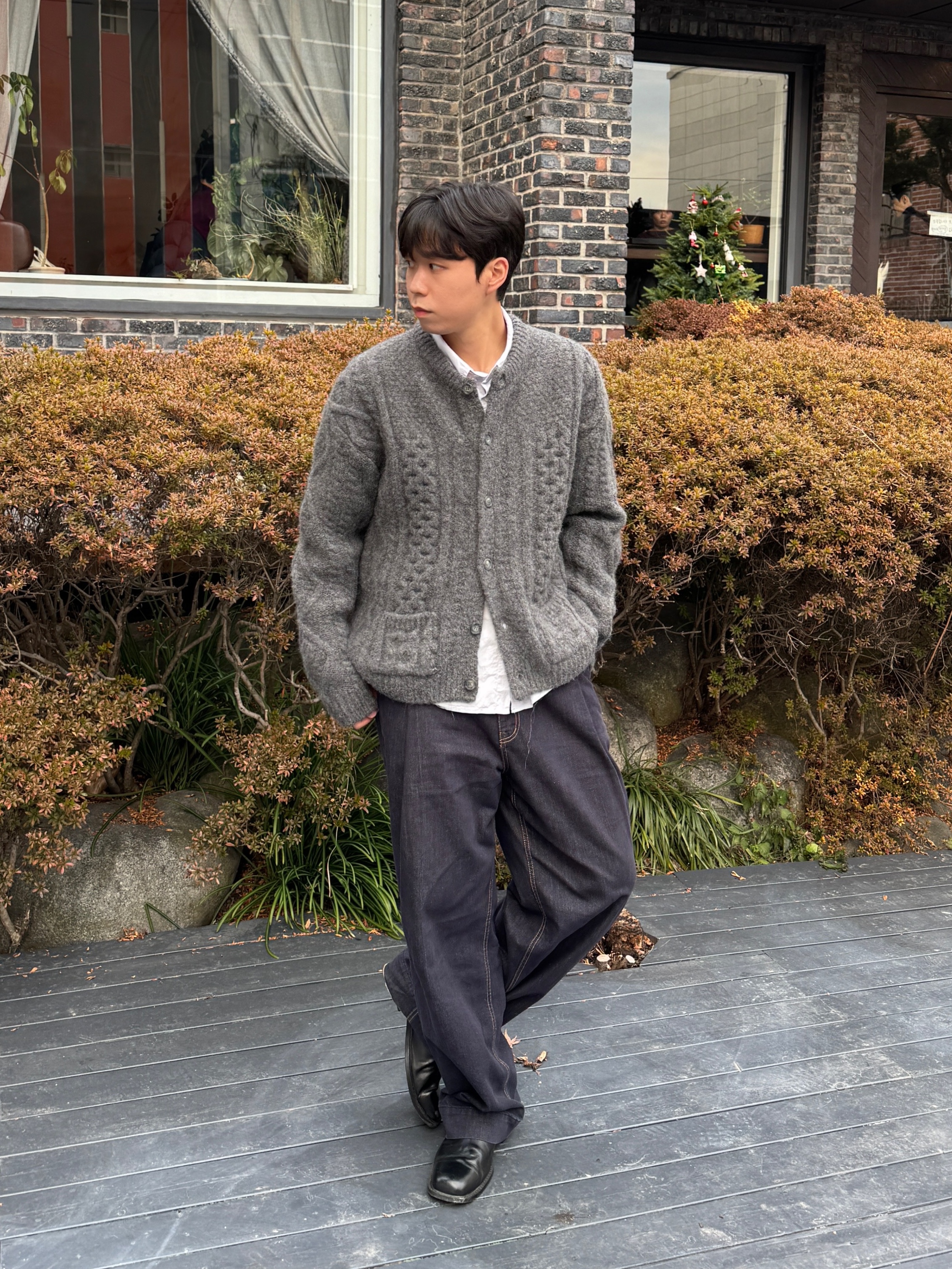 Knitted Bold Cable Round Knit Cardigan Charcoal 착용 스타일