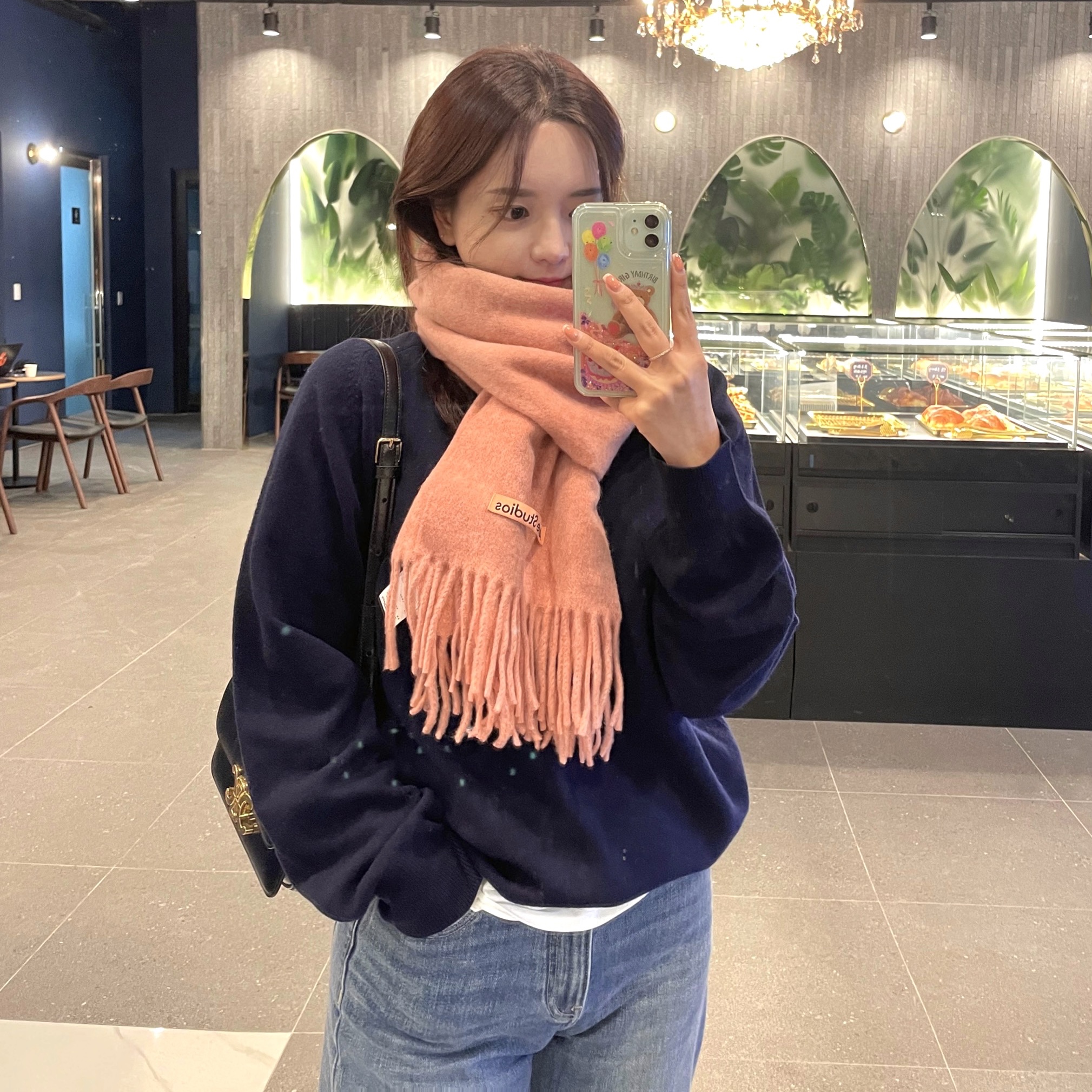 Acne Studios Narrow Wool Fringe Muffler Rose Melange, Celine Teen Triomphe Bag in Shiny Calfskin Black 착용 스타일