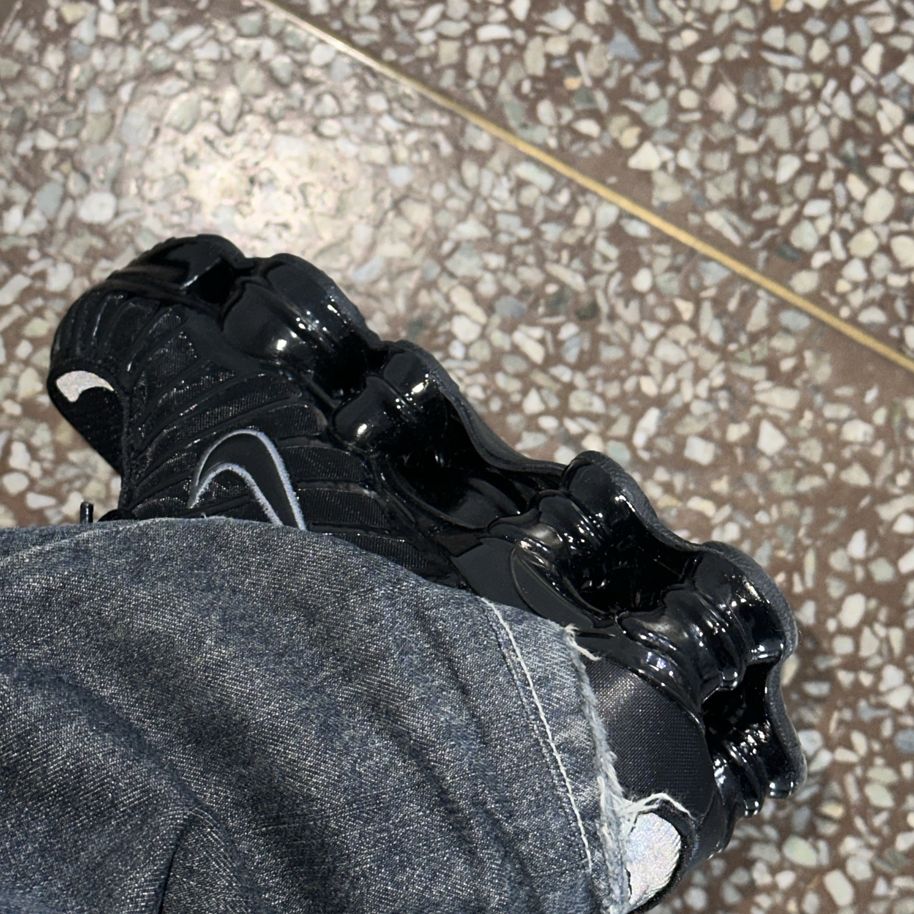 Nike Shox TL Black Metallic Hematite 착용 스타일
