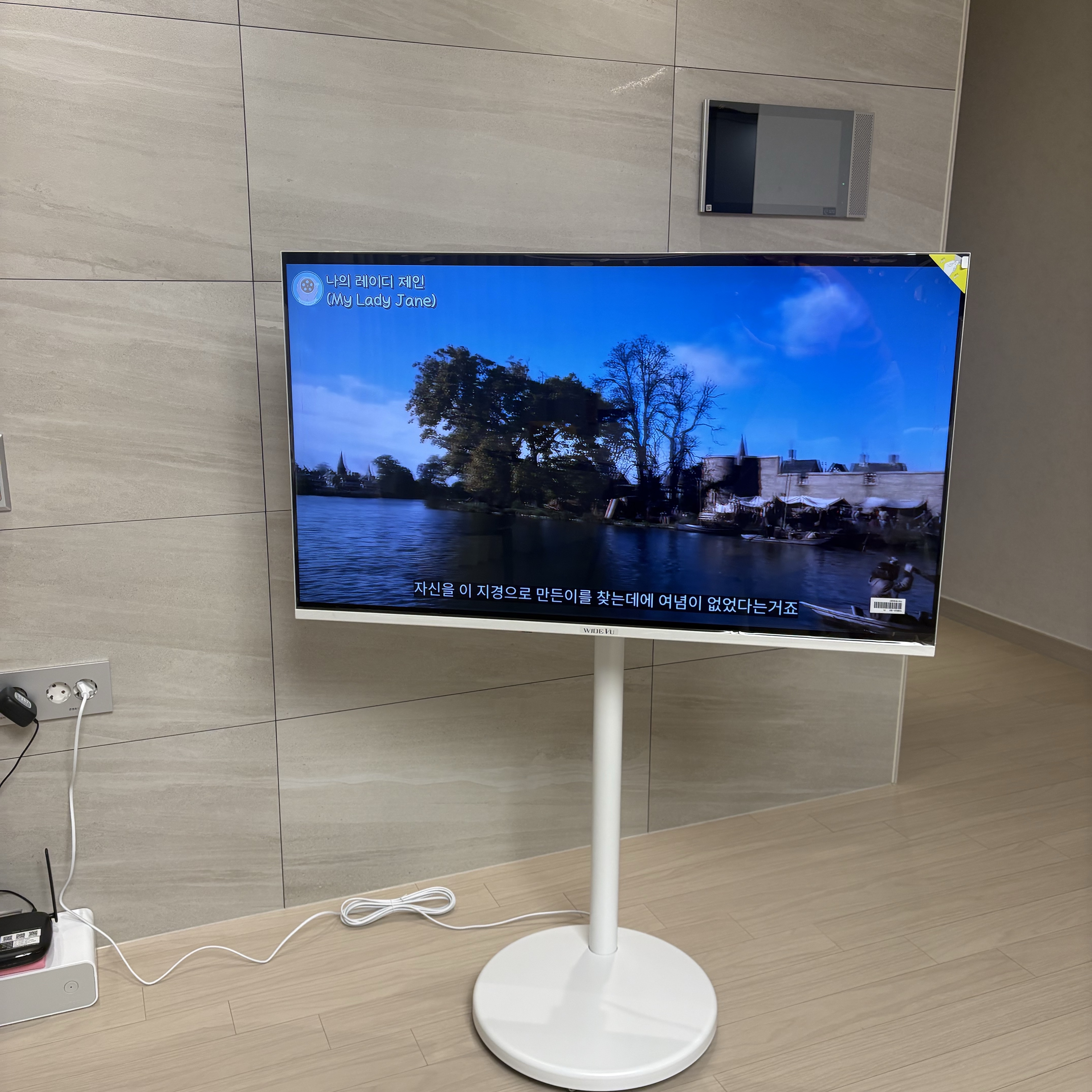 [15% 쿠폰] WIDEVU WideMovingVu White Edition V3 Set QLED 109cm (43 in) 4K UHD Smart Mobile TV 착용 스타일 - 1
