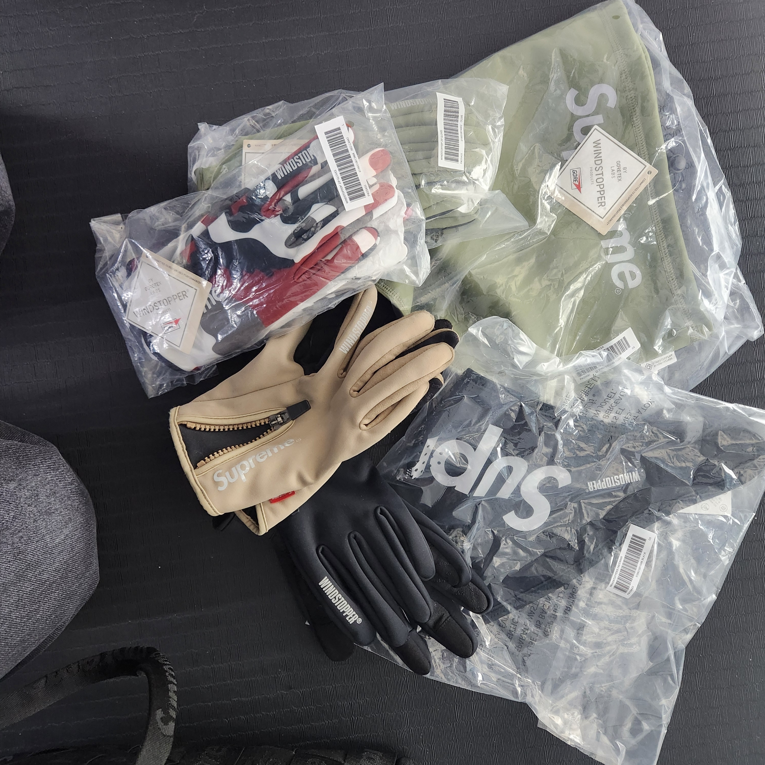 Supreme Windstopper Zip Gloves Black - 25FW, Supreme Windstopper Zip Gloves Olive - 25FW 착용 스타일 - 1