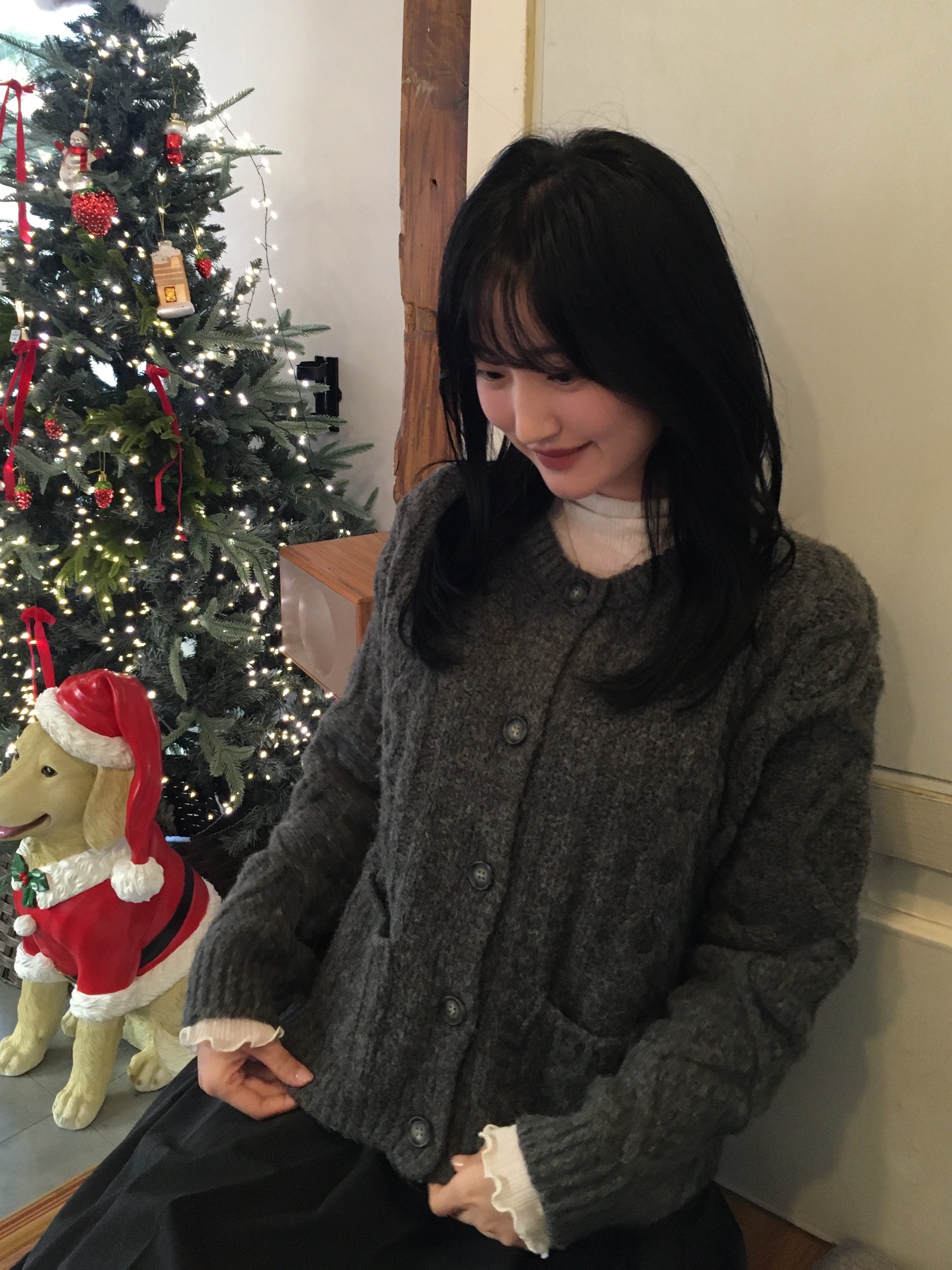 Knitted Bold Cable Round Knit Cardigan Charcoal 착용 스타일