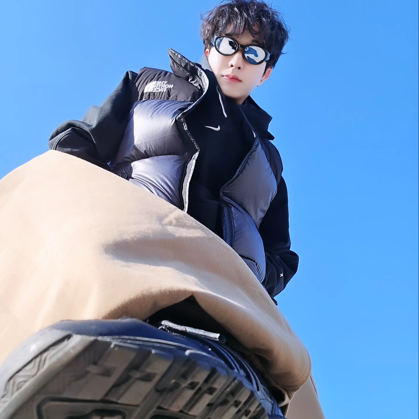 Nike x Drake Nocta Fleece Hoodie Black (FN7659-010), The North Face Novelty Nuptse Vest RDS Dark Gray - 25FW 착용 스타일 - 4