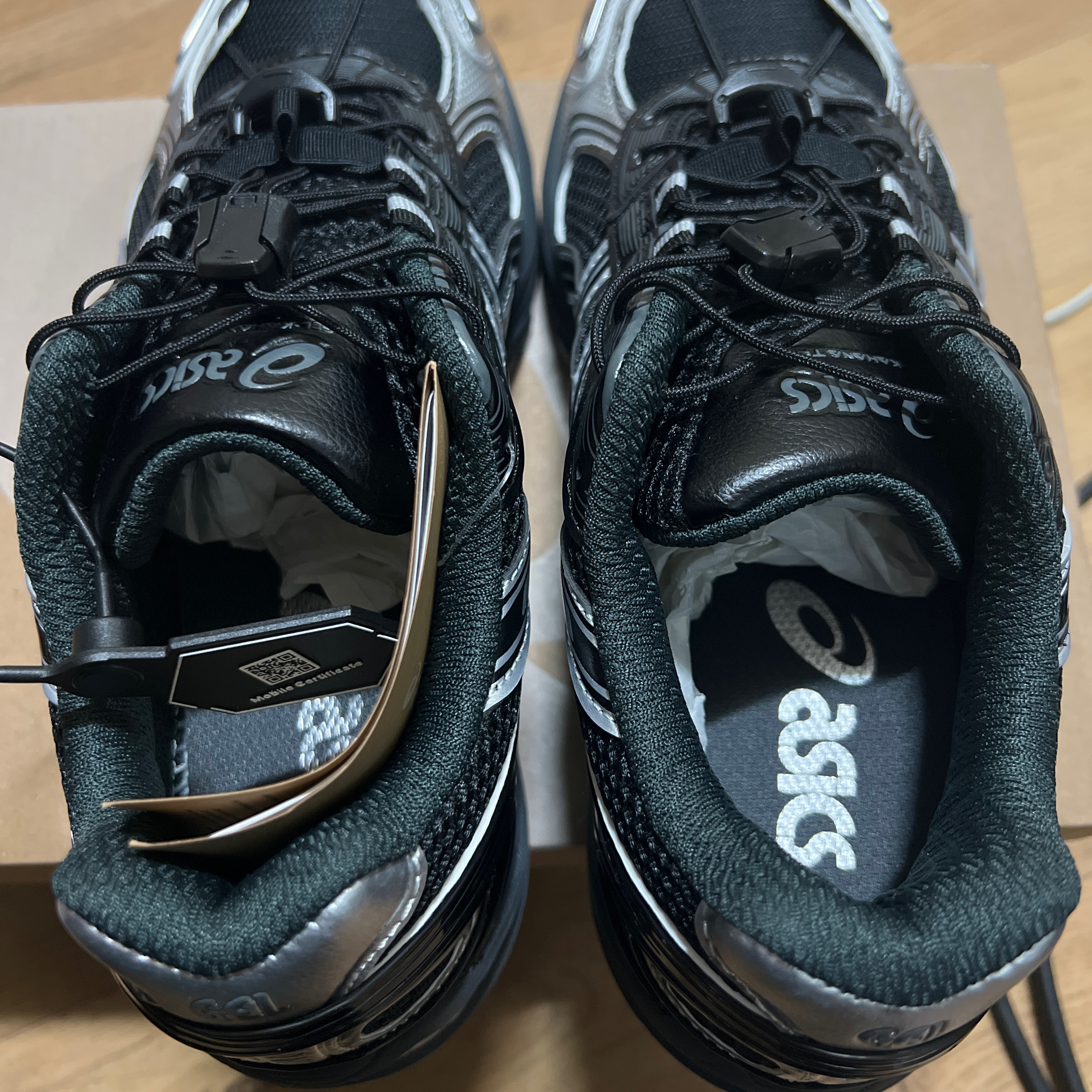 Asics Gel-Kahana TR V4 Carbon Black 착용 스타일