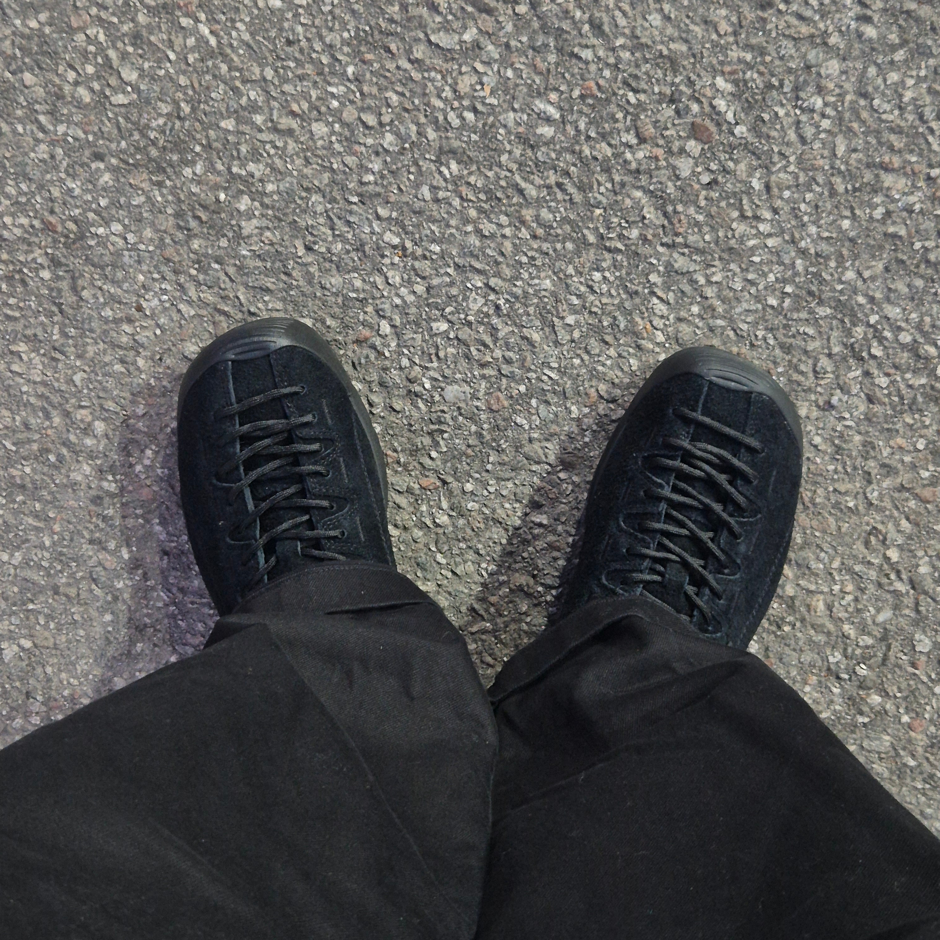 Keen Jasper Suede Sneakers Black 착용 스타일 - 1