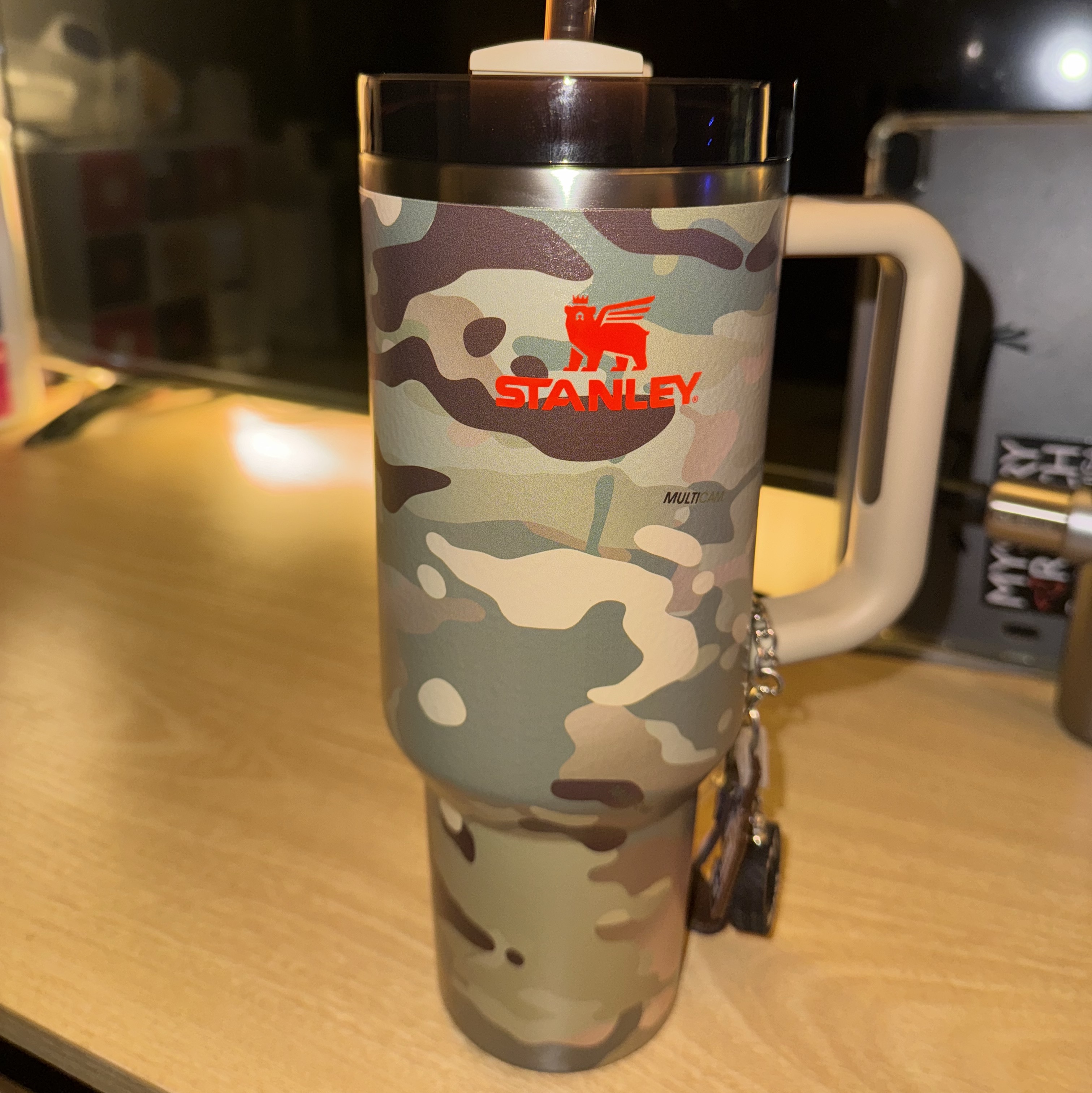 Stanley x The Post Malone Quencher H2.0 Flowstate Tumbler 1.18L Multicam 착용 스타일