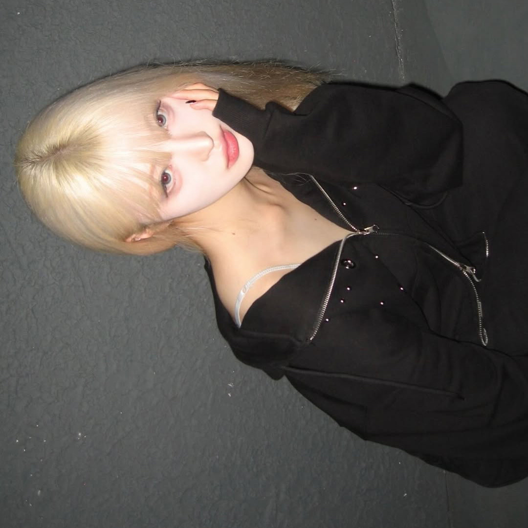 DAUSPICE Eyelet Stud Hoodie Zip-up Black 착용 스타일