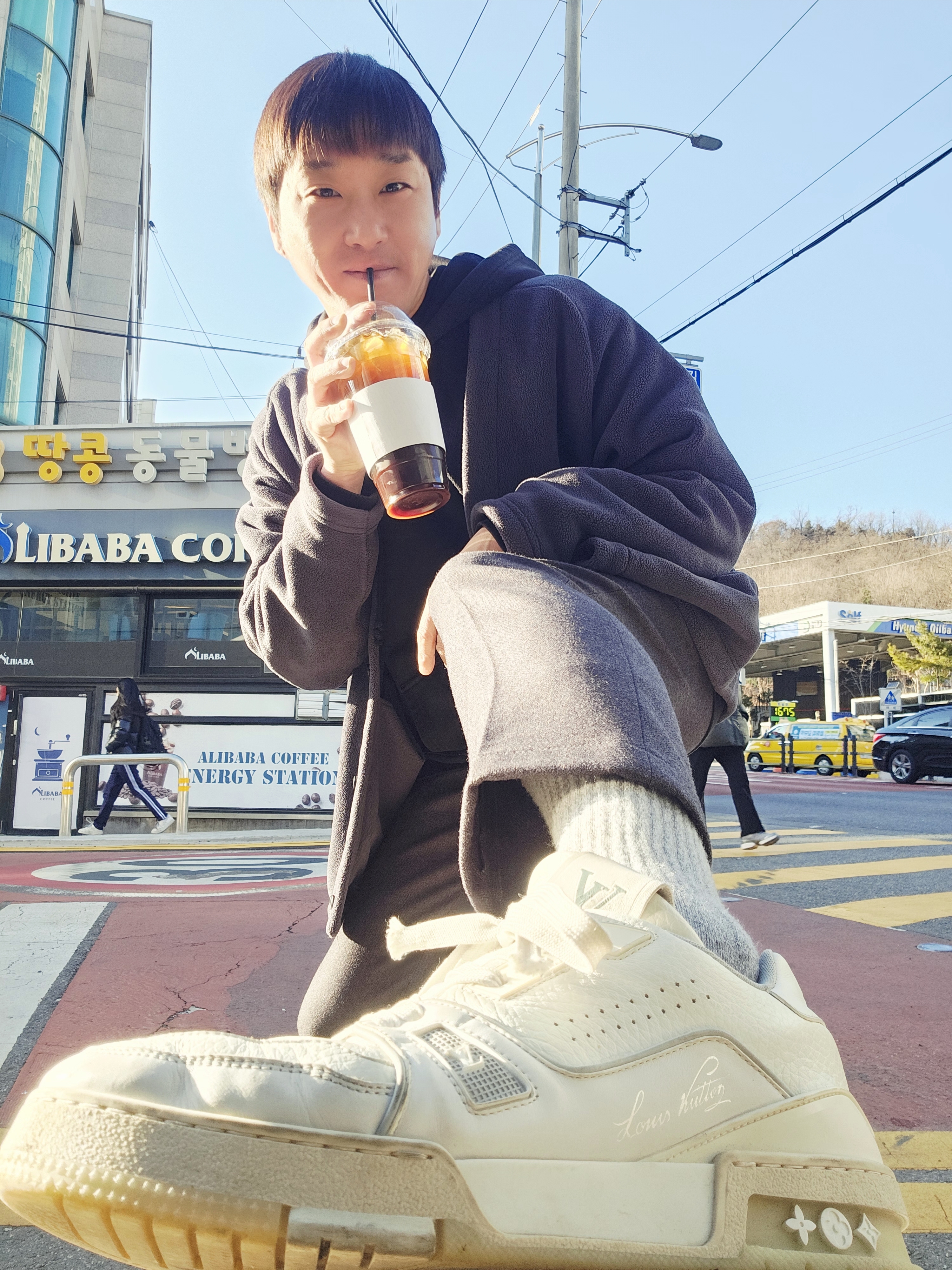 Louis Vuitton LV Trainer Distressed Sneaker White, Uniqlo x Needles Fleece Oversized Cardigan Dark Gray - KR 착용 스타일 - 1